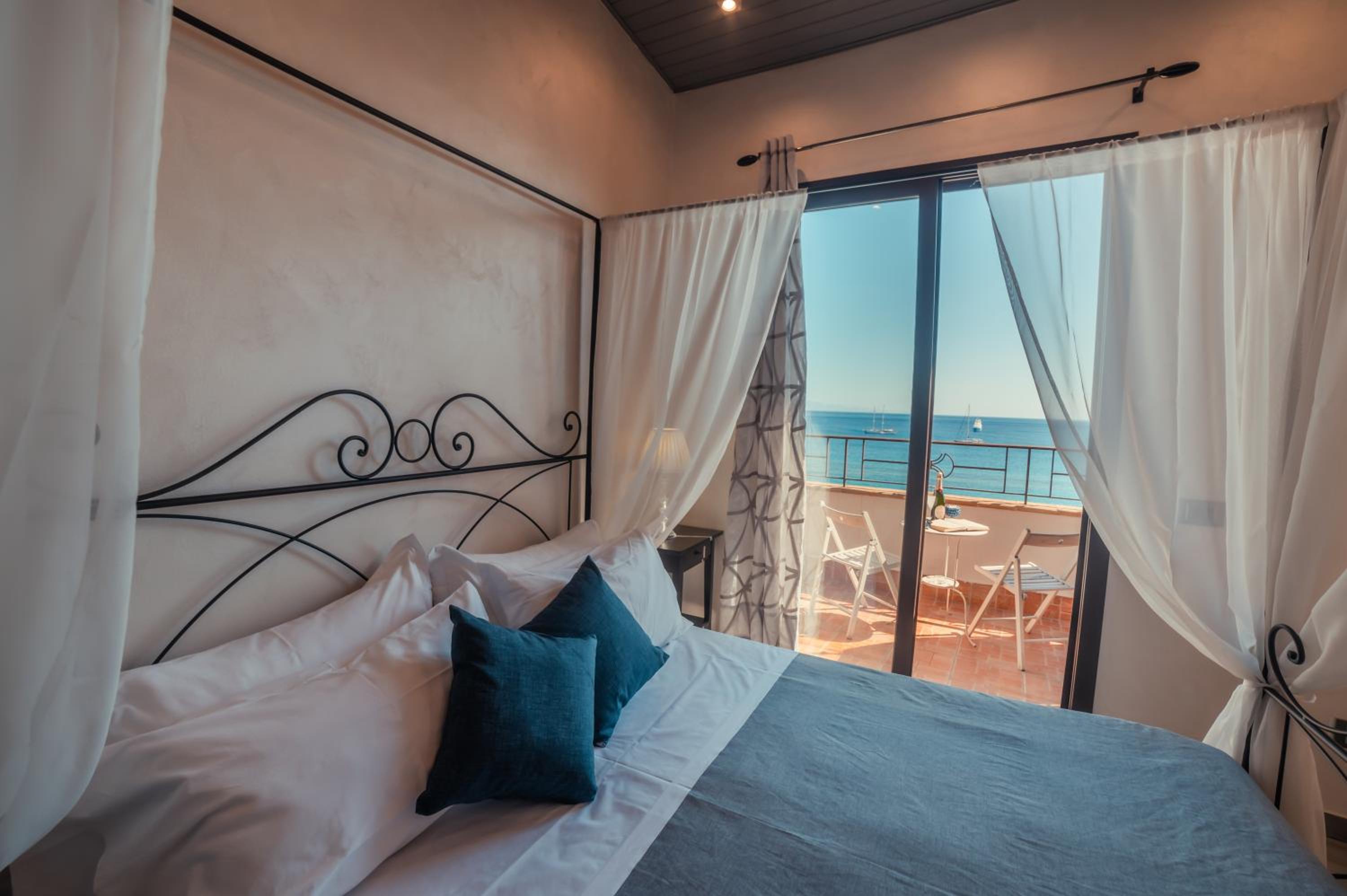 Superior Double Room with Sea View - Photo 21