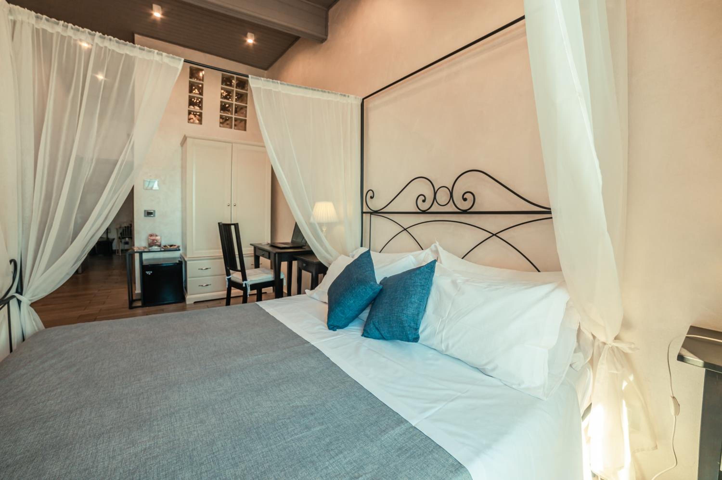 Superior Double Room with Sea View - Photo 25