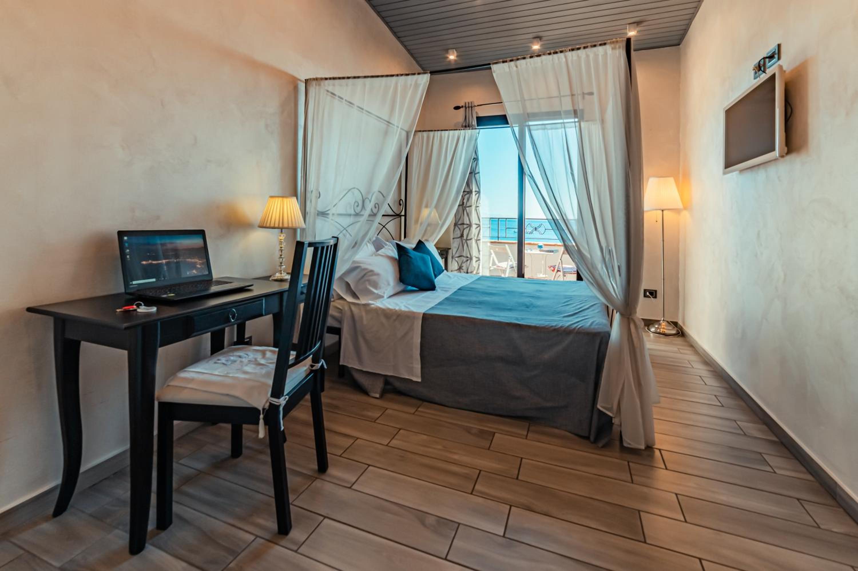 Superior Double Room with Sea View - Photo 20