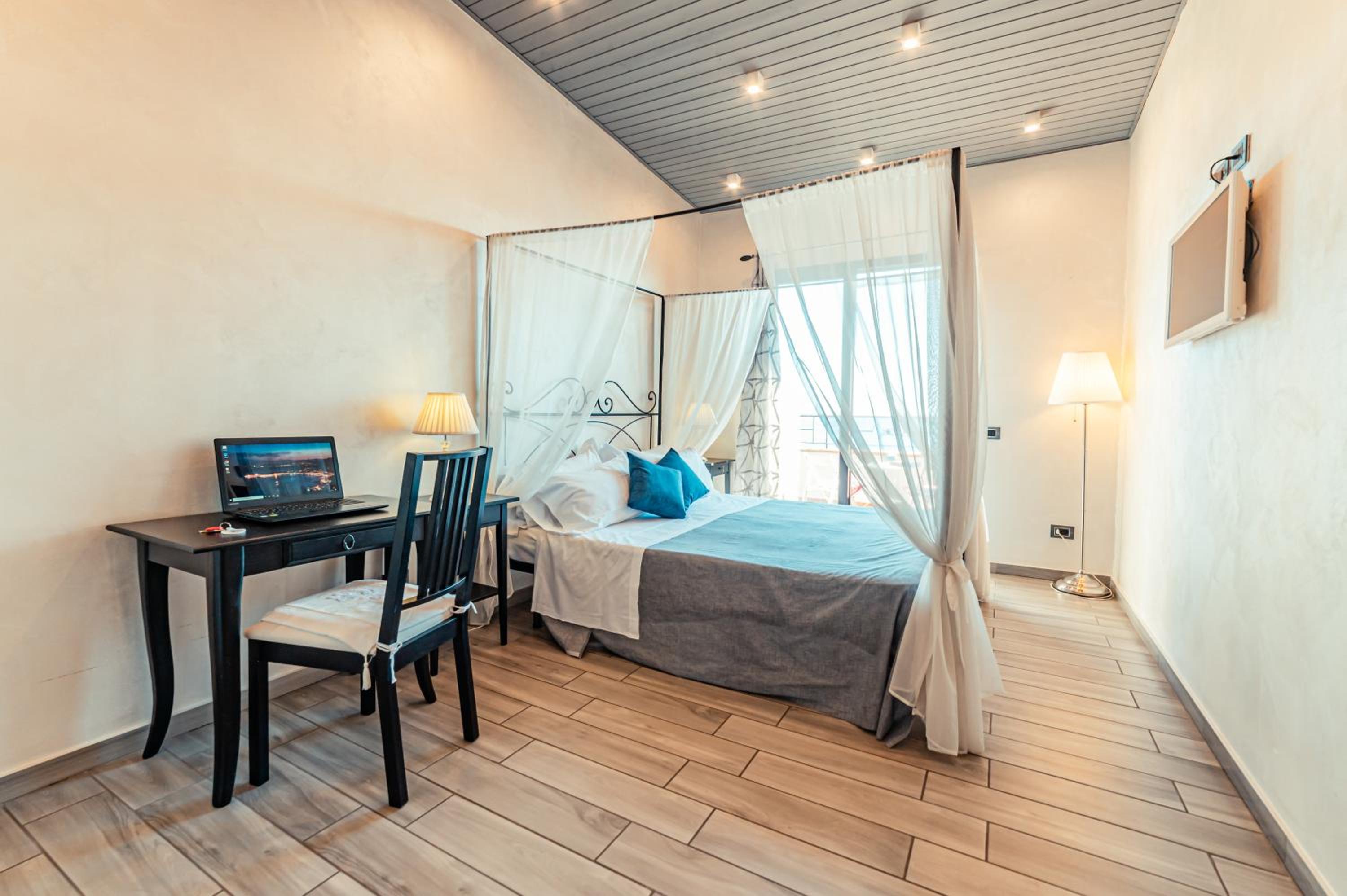 Superior Double Room with Sea View - Photo 12