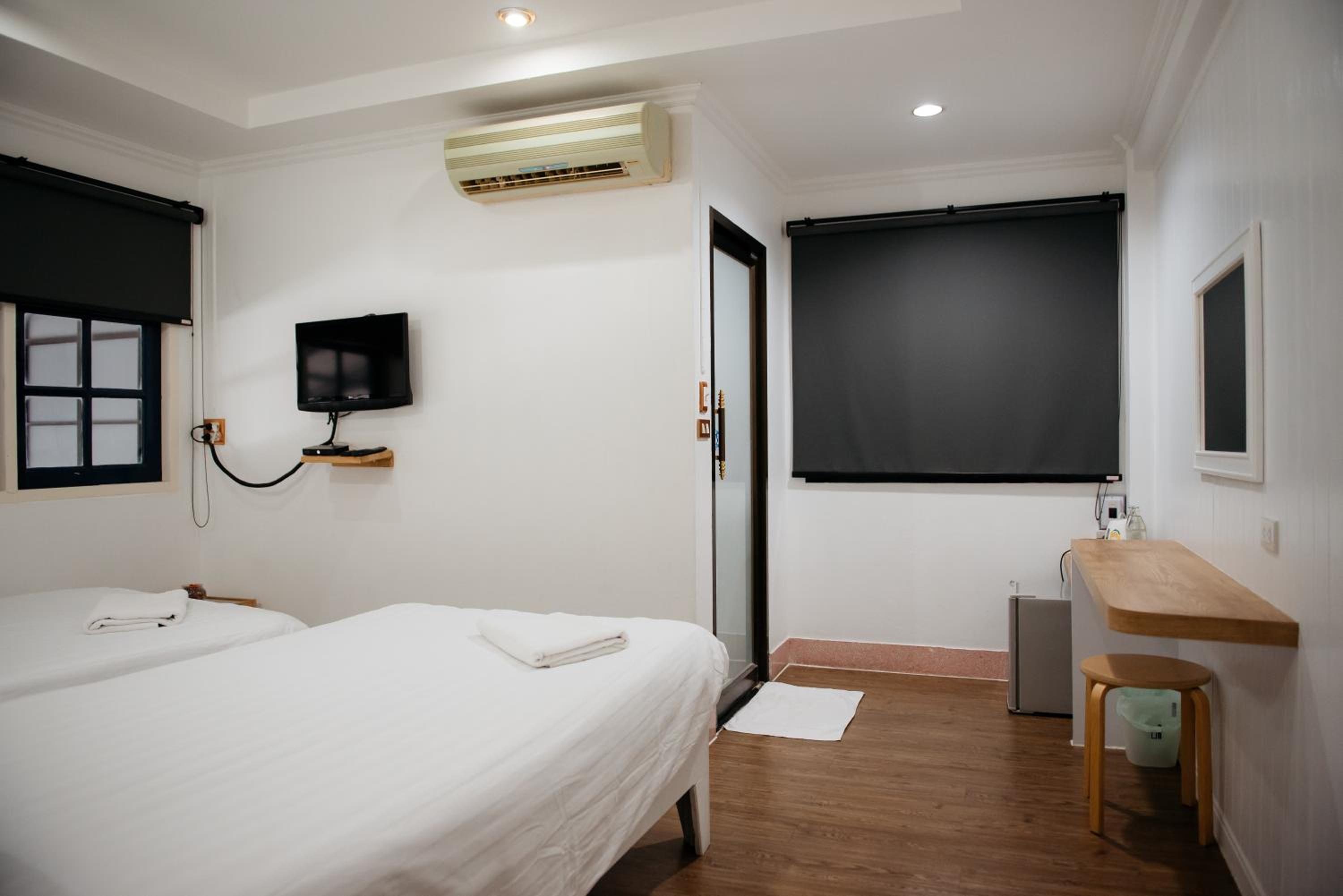 Standard Twin Room - Photo 12