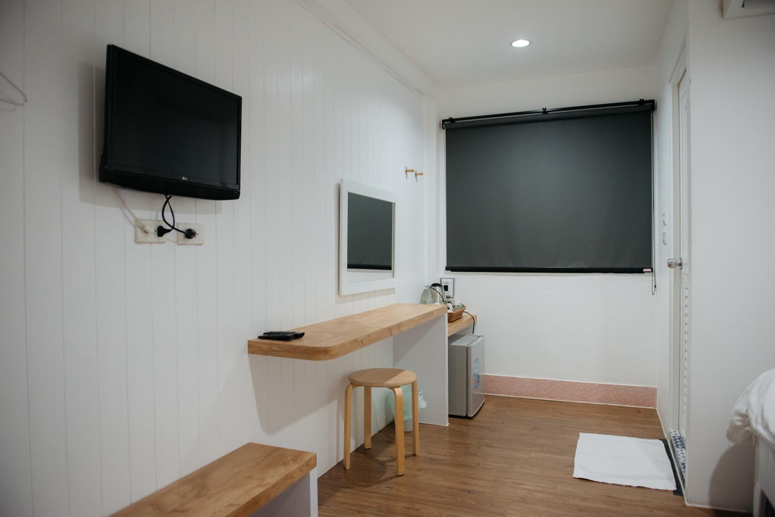Standard Double Room - Photo 8