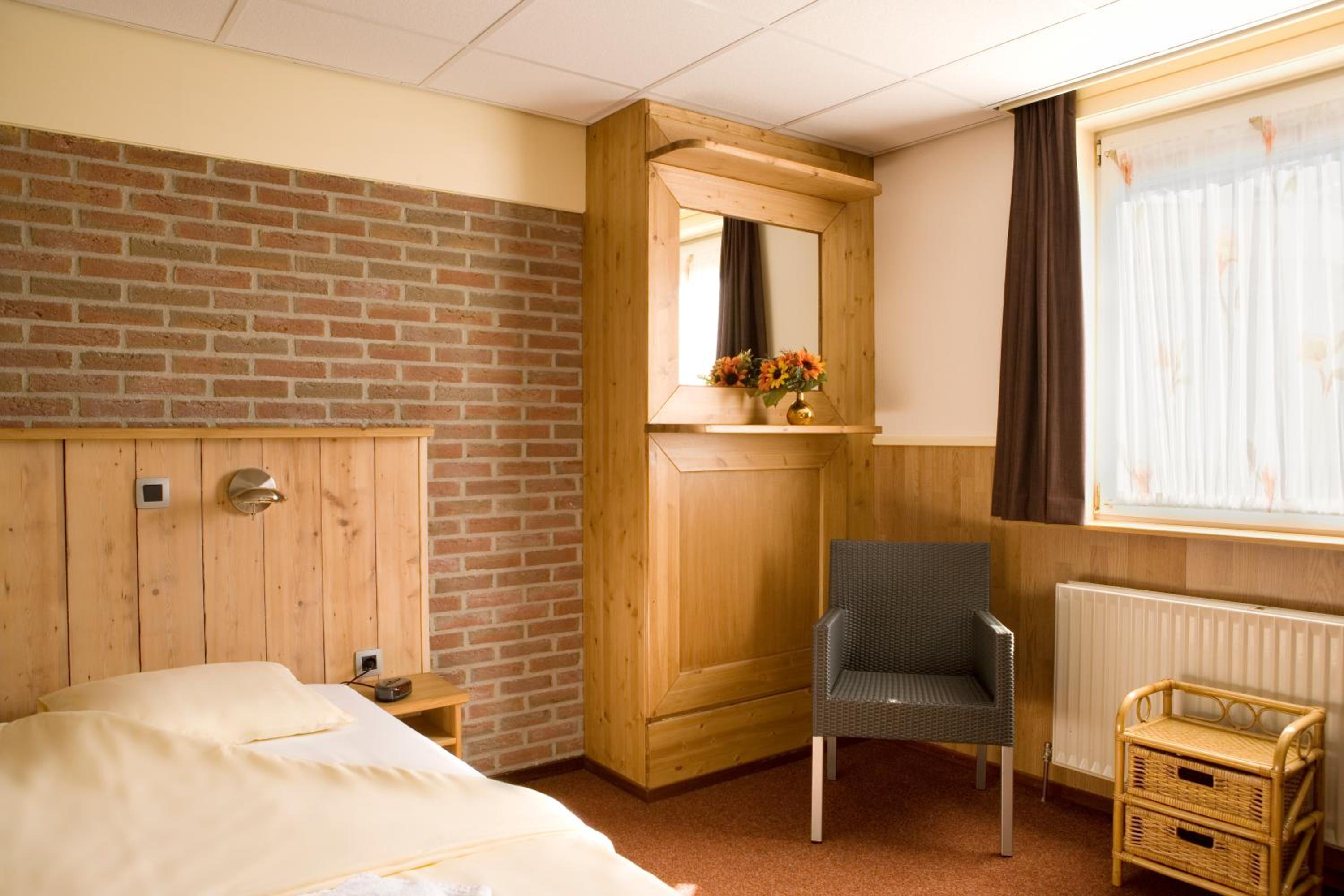 Single Room with Private Bathroom photo 1