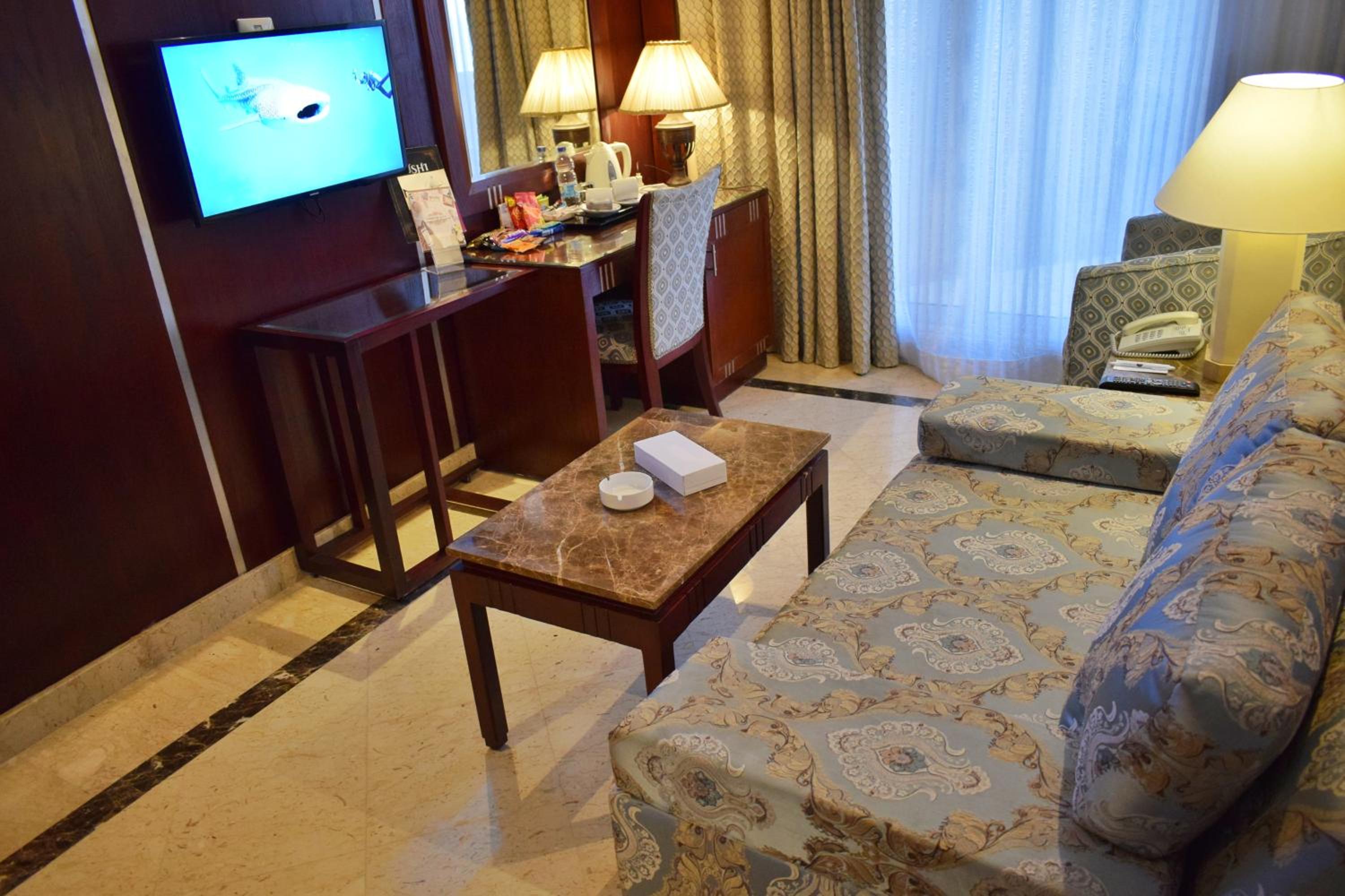 Executive Suite - Photo 4