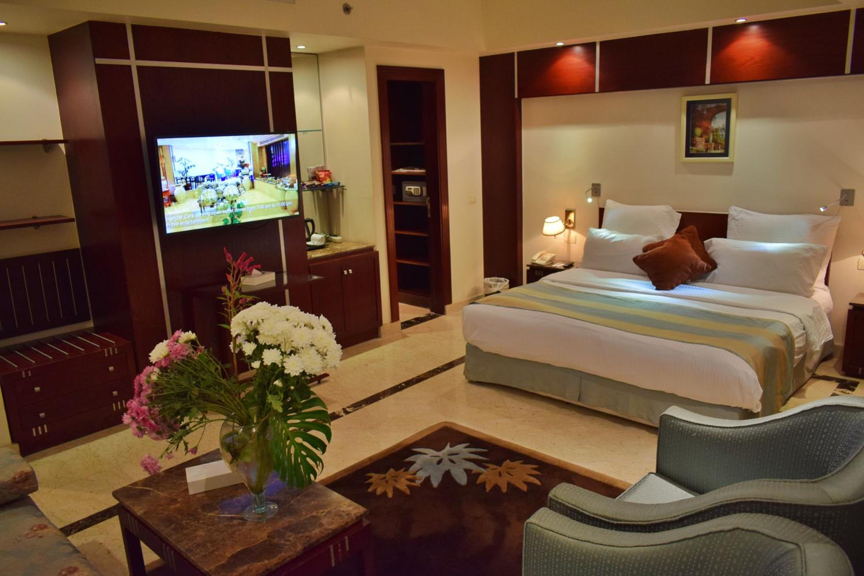 Executive Suite - Photo 3
