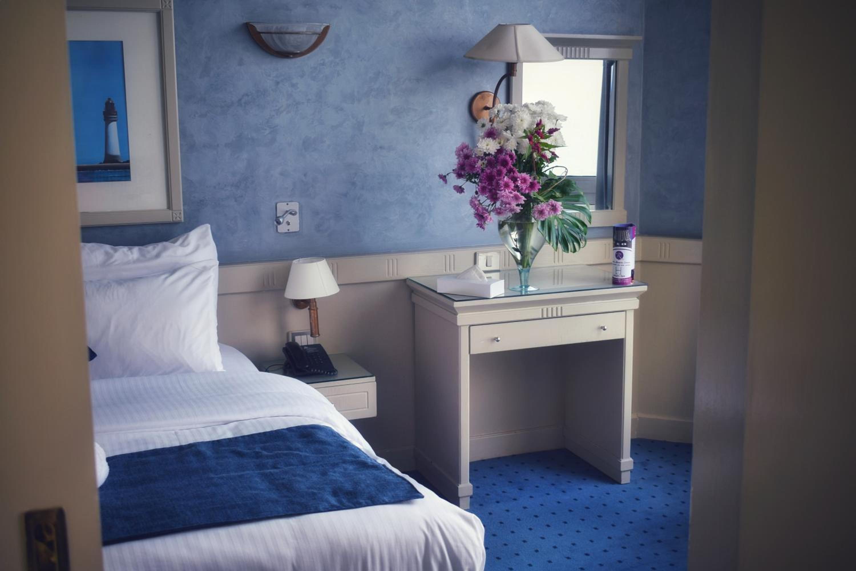 Standard Room with Partial Sea View - Photo 1