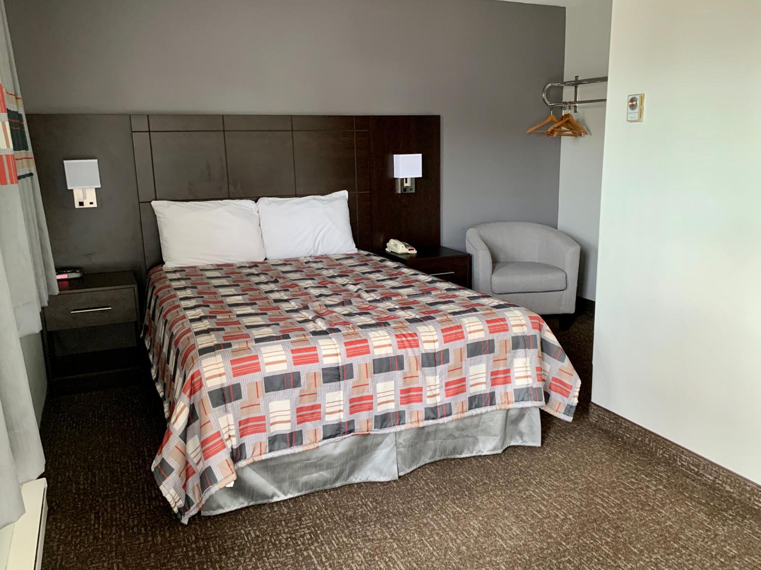 Queen Room - Photo 8