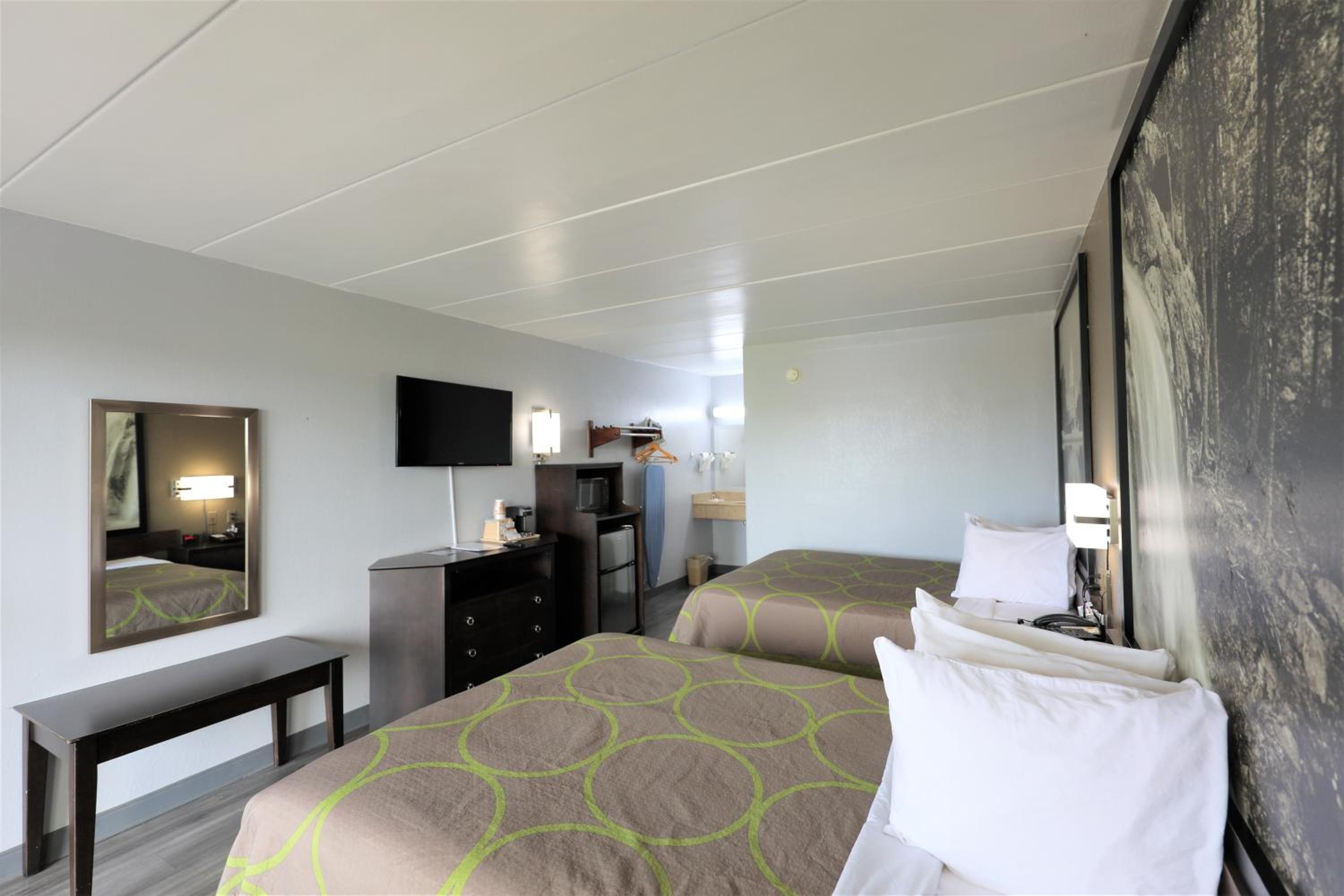 Queen Room with Two Queen Beds - Non-Smoking - Photo 7