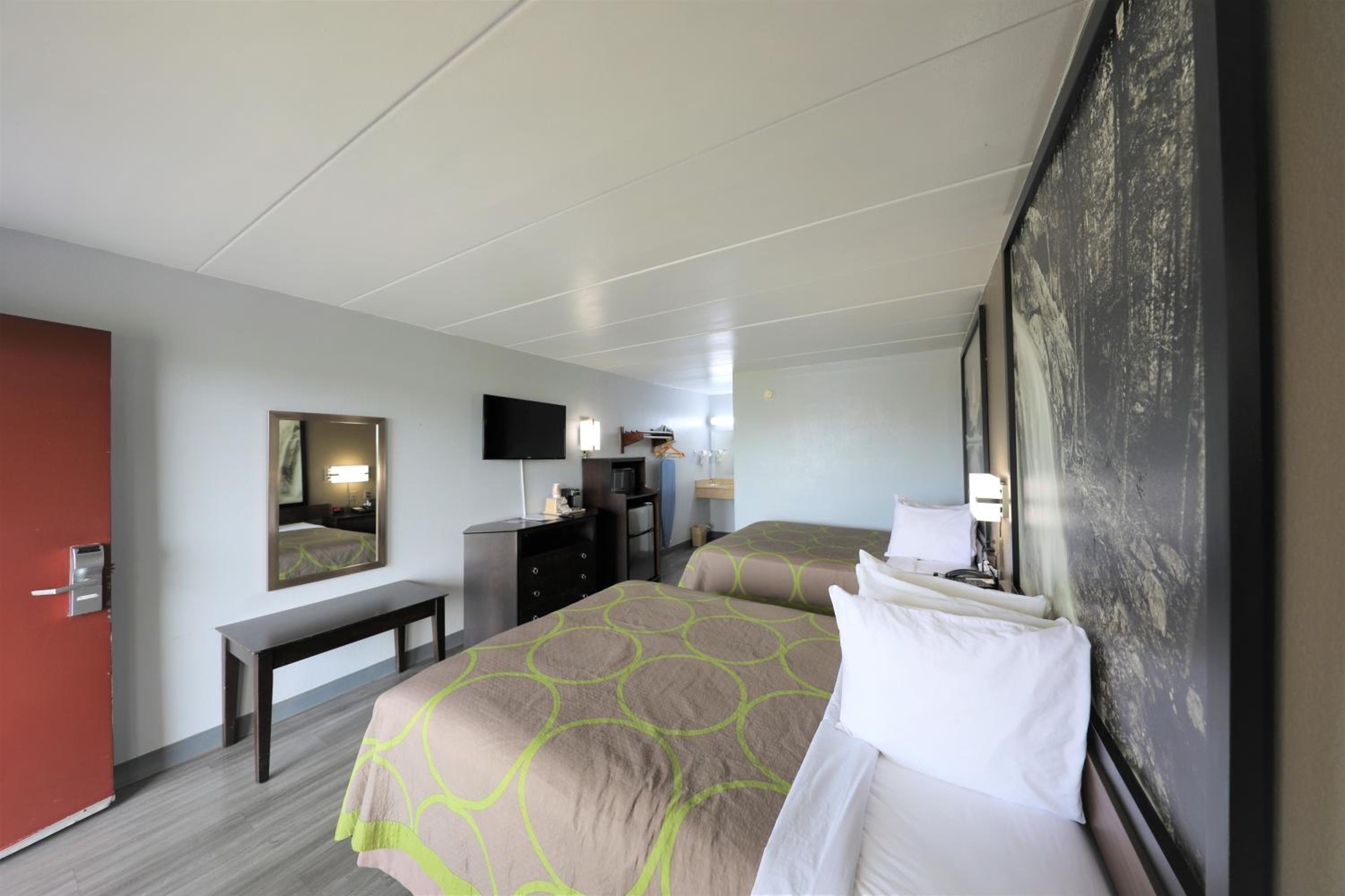 Queen Room with Two Queen Beds - Non-Smoking - Photo 8