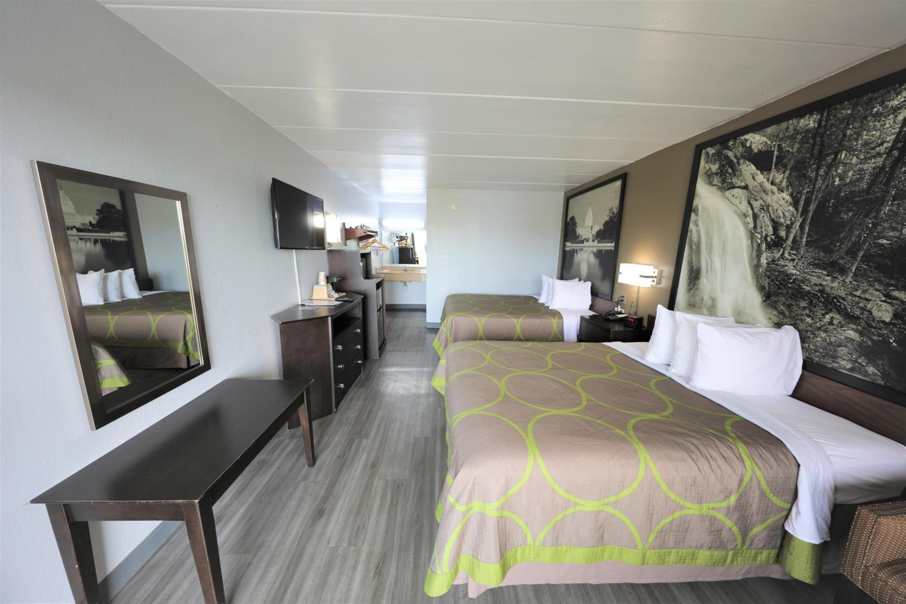 Queen Room with Two Queen Beds - Non-Smoking - Photo 1
