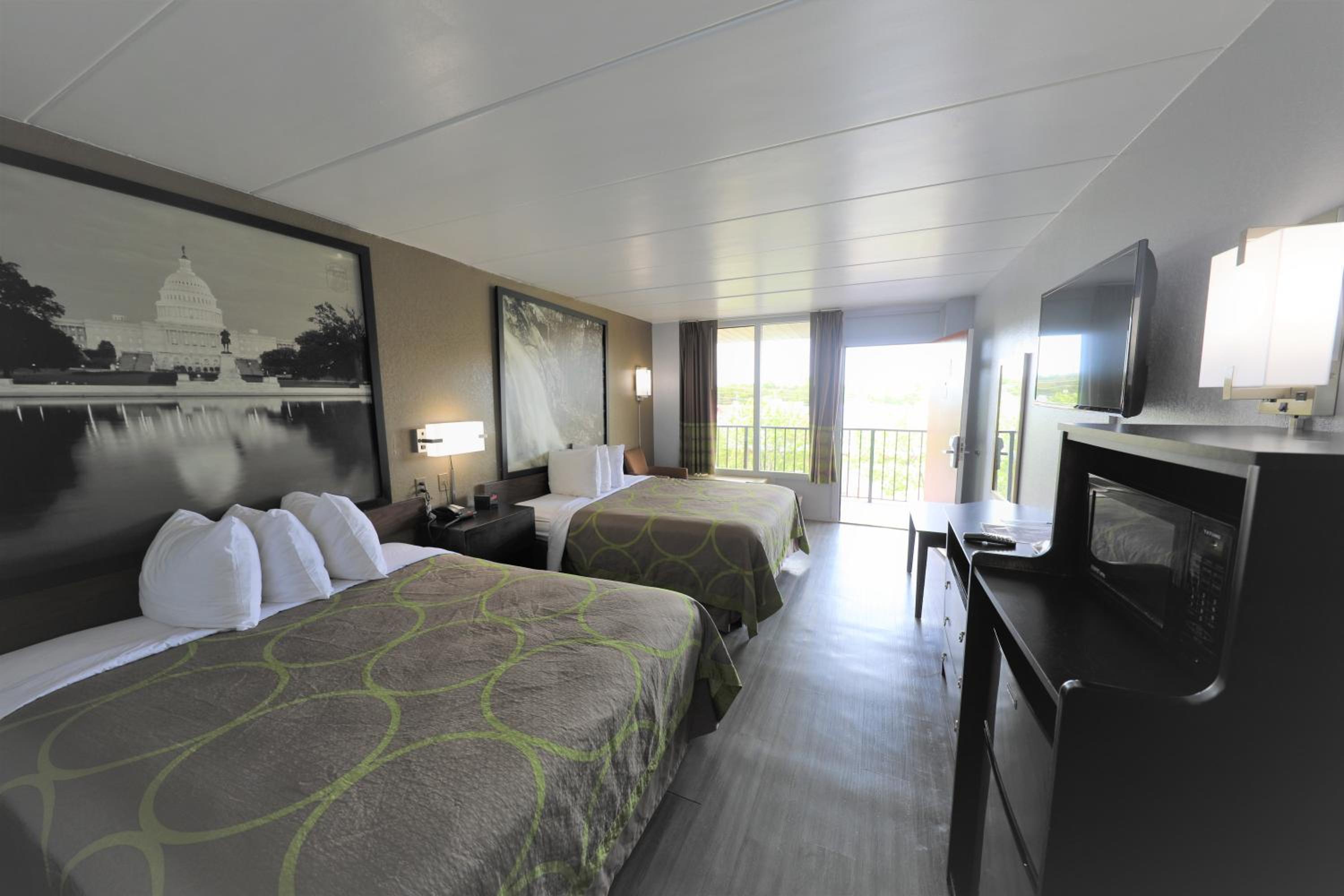 Queen Room with Two Queen Beds - Non-Smoking - Photo 5