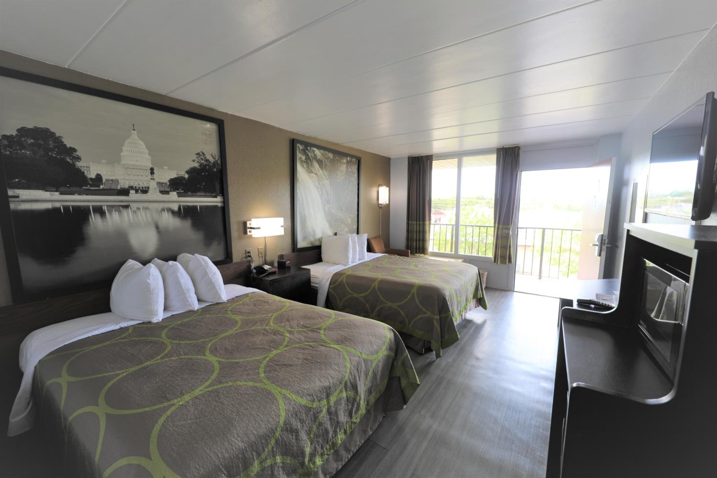 Queen Room with Two Queen Beds - Non-Smoking - Photo 6