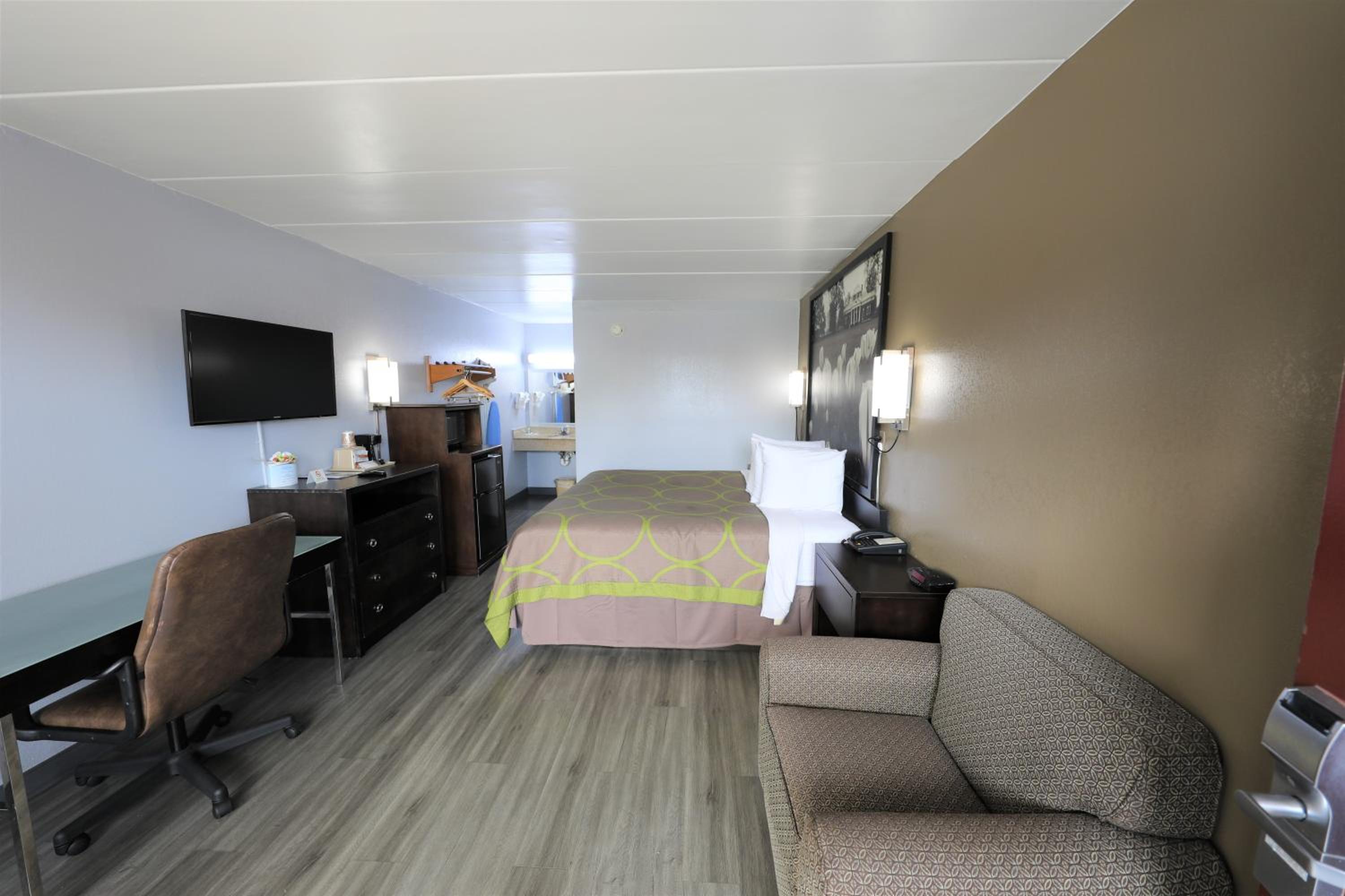 King Room - Non-Smoking - Photo 6