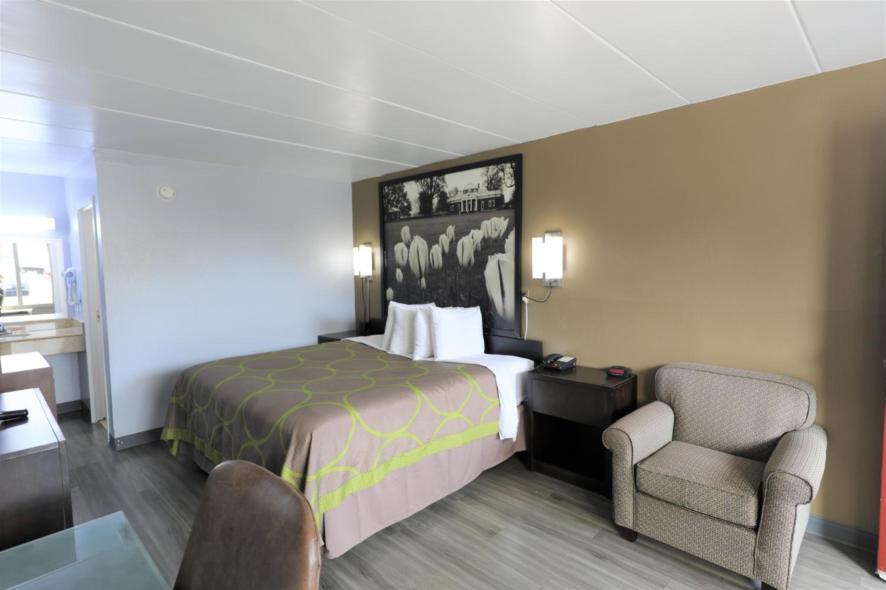 King Room - Non-Smoking - Photo 3