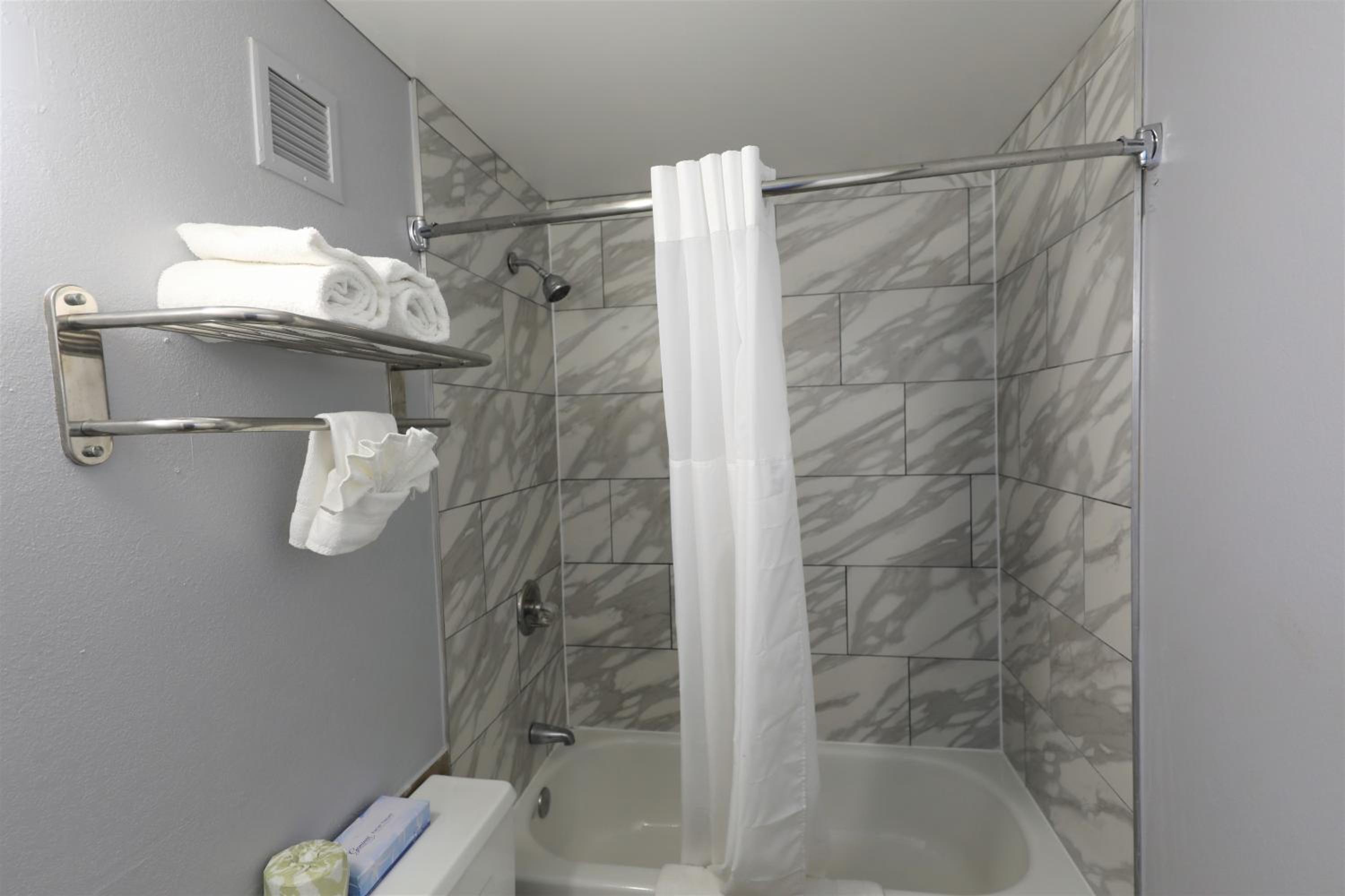 King Room - Non-Smoking - Photo 2