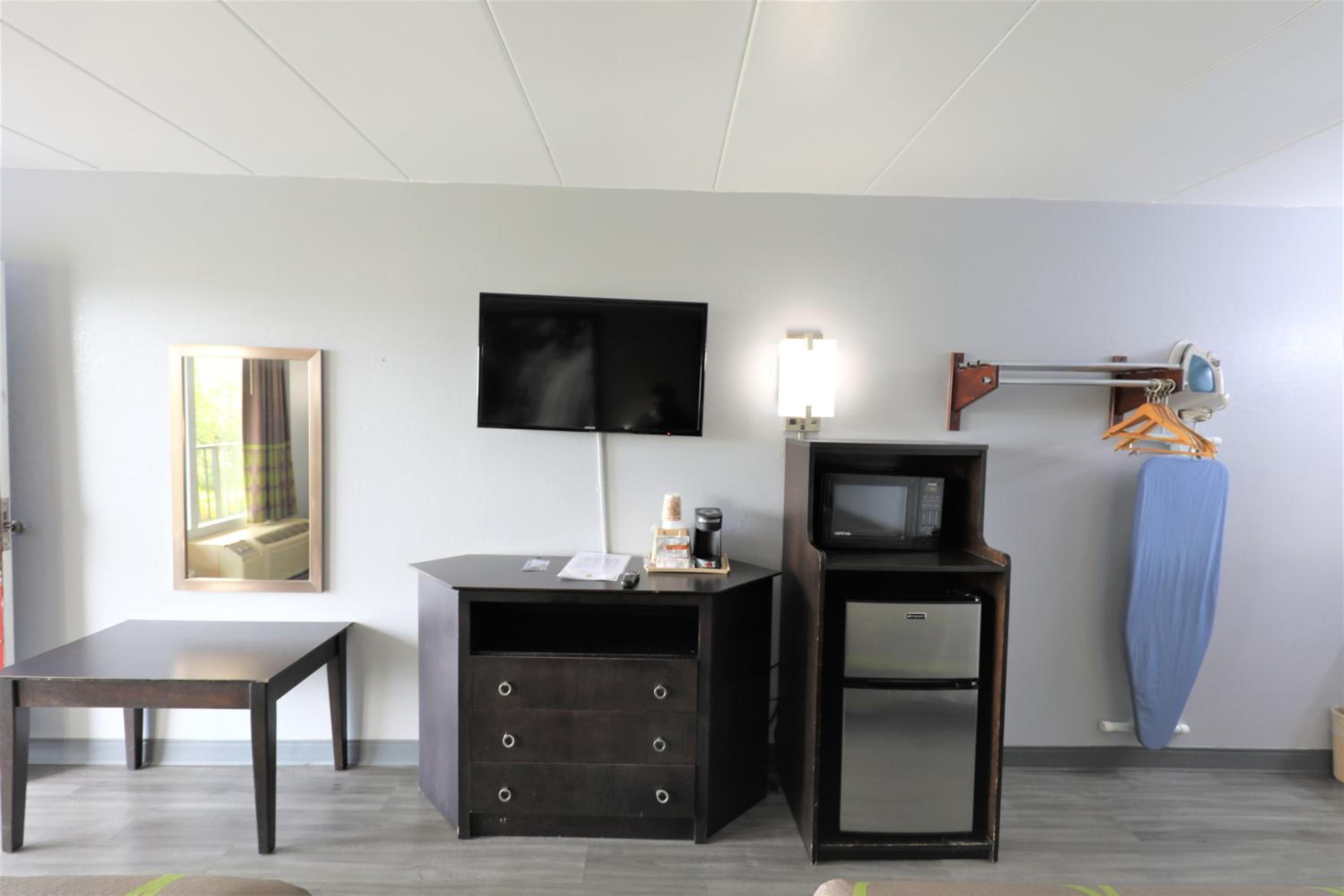 Queen Room with Two Queen Beds - Non-Smoking - Photo 4