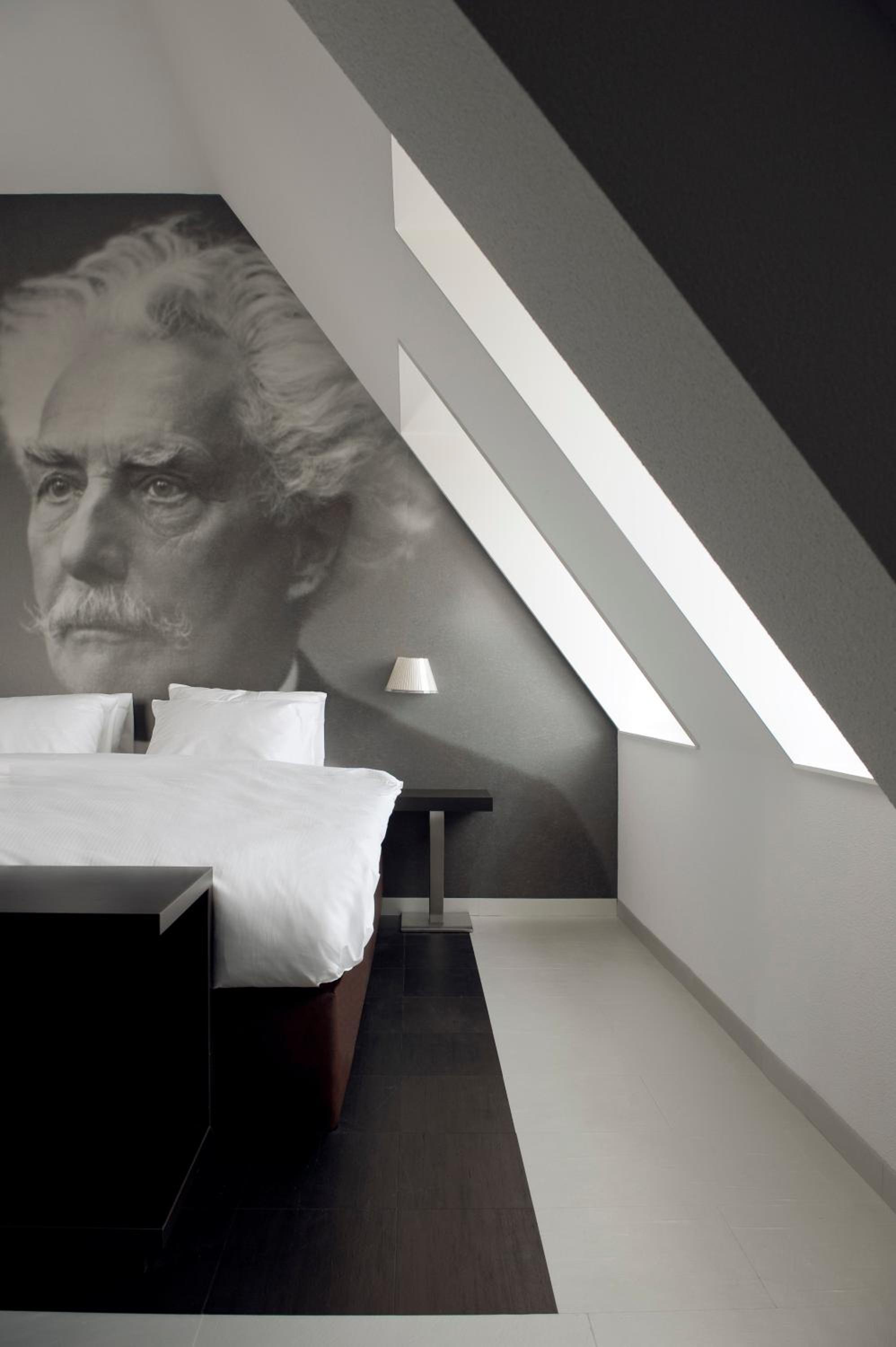 Founder Suite - Photo 1