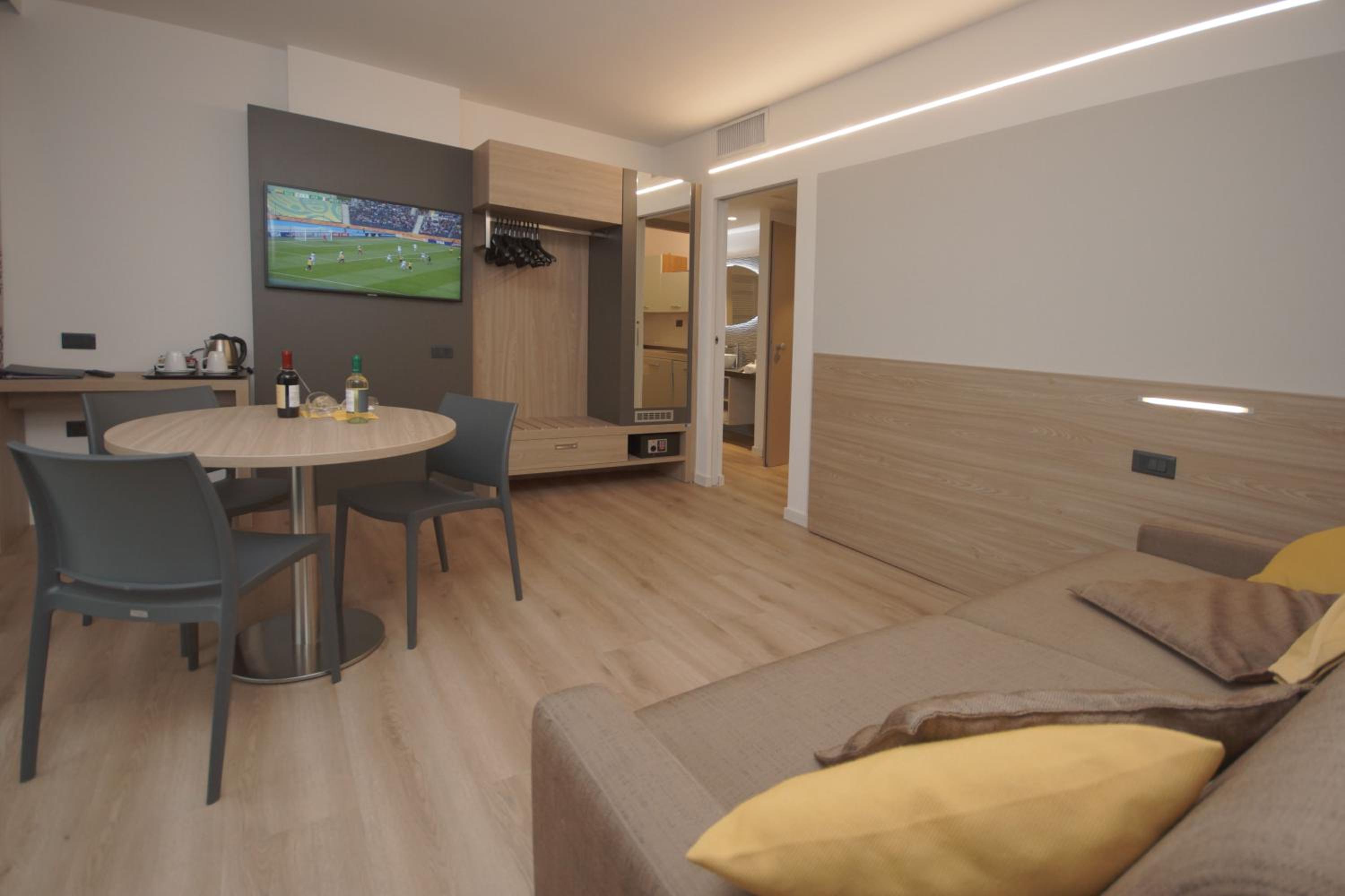 Family Room Suite - Photo 7
