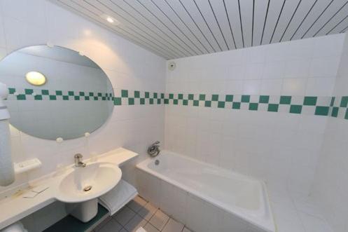 Triple Room with Balcony - Photo 3