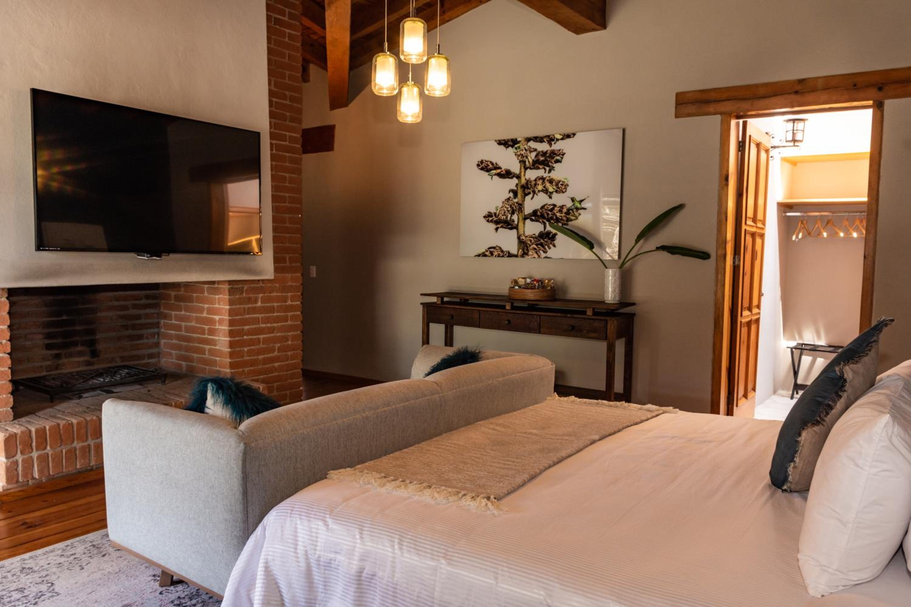 Deluxe Suite - Photo 19