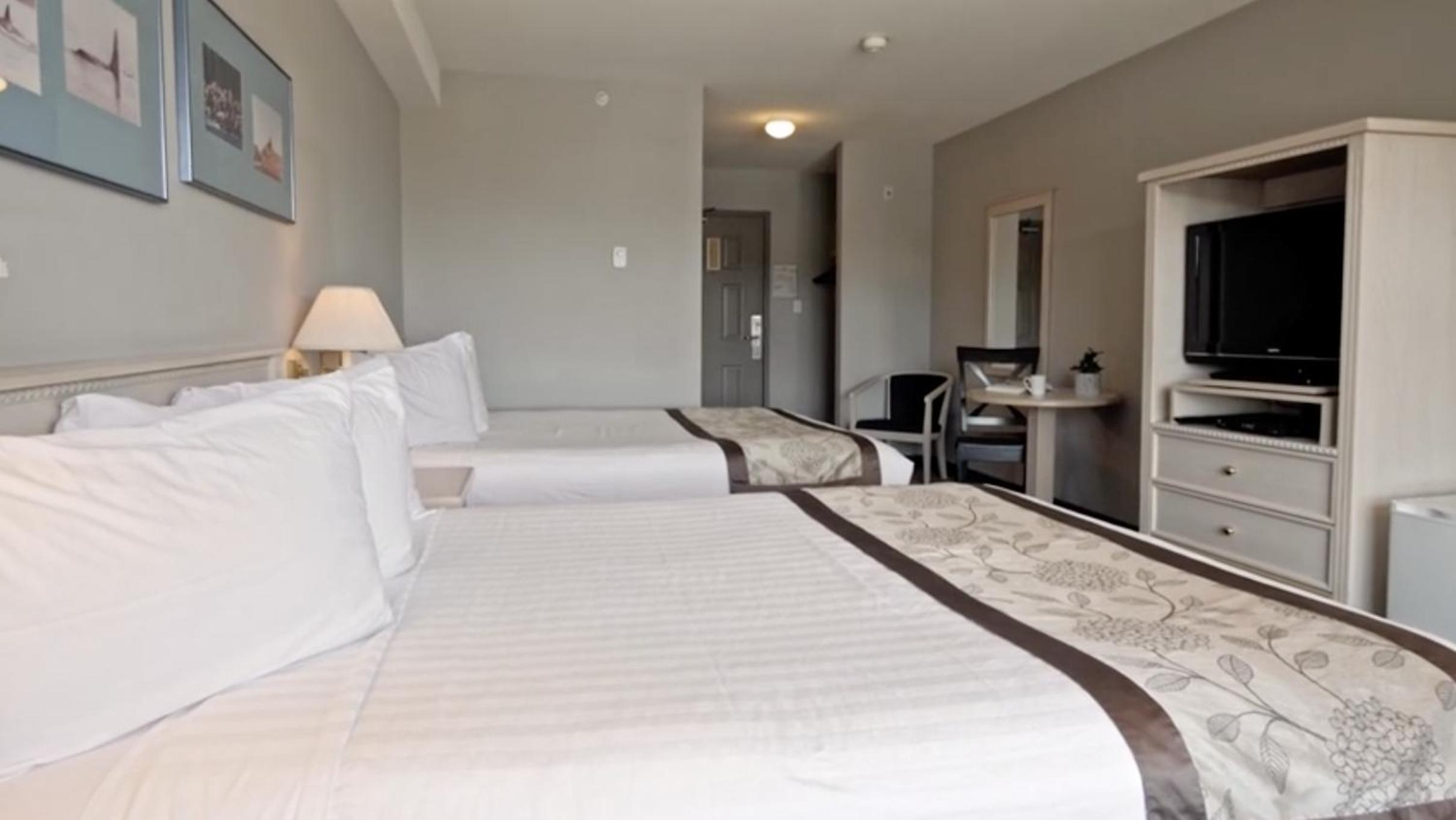 Queen Room with Two Queen Beds photo 2