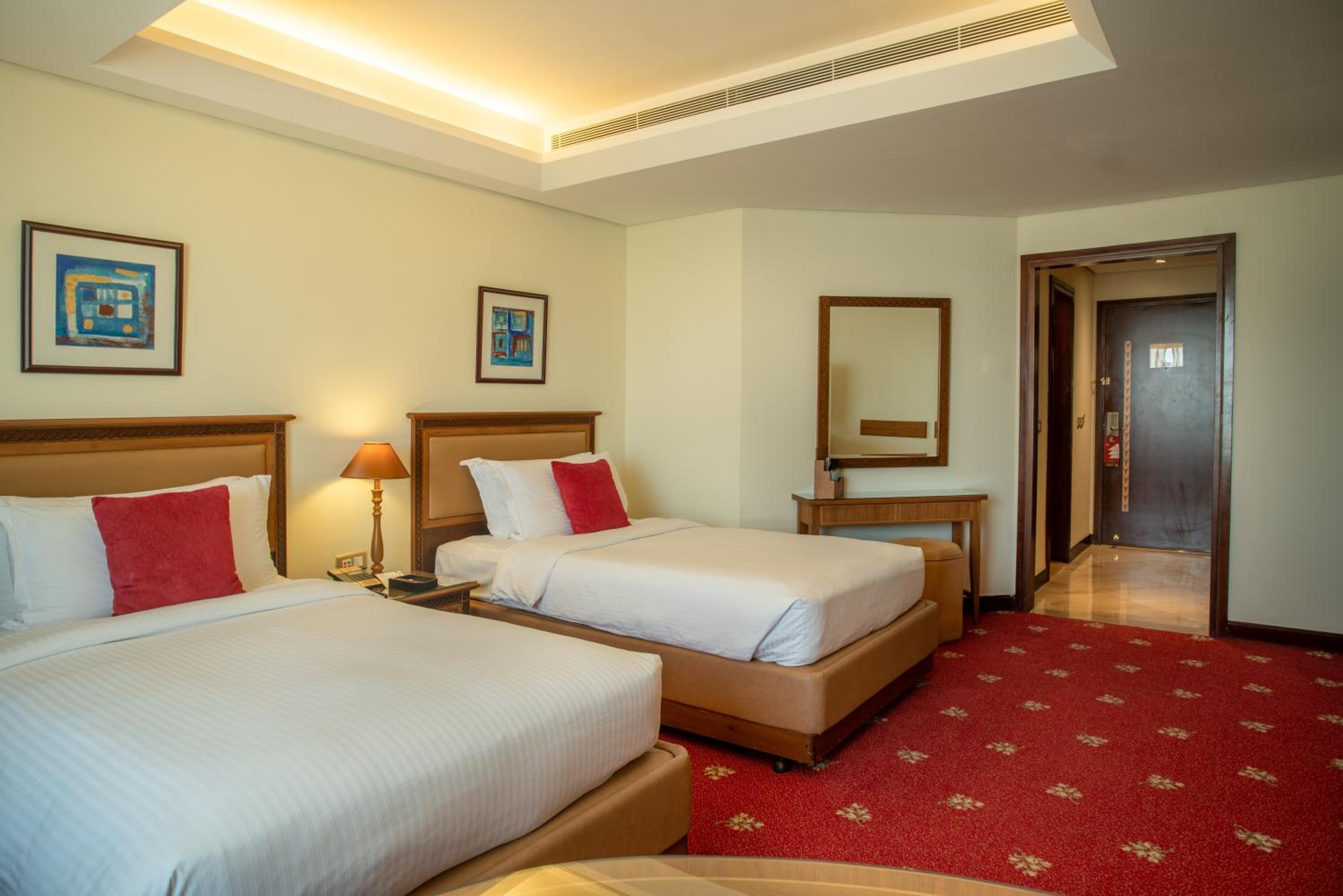 Deluxe Room Twin Beds - Photo 3