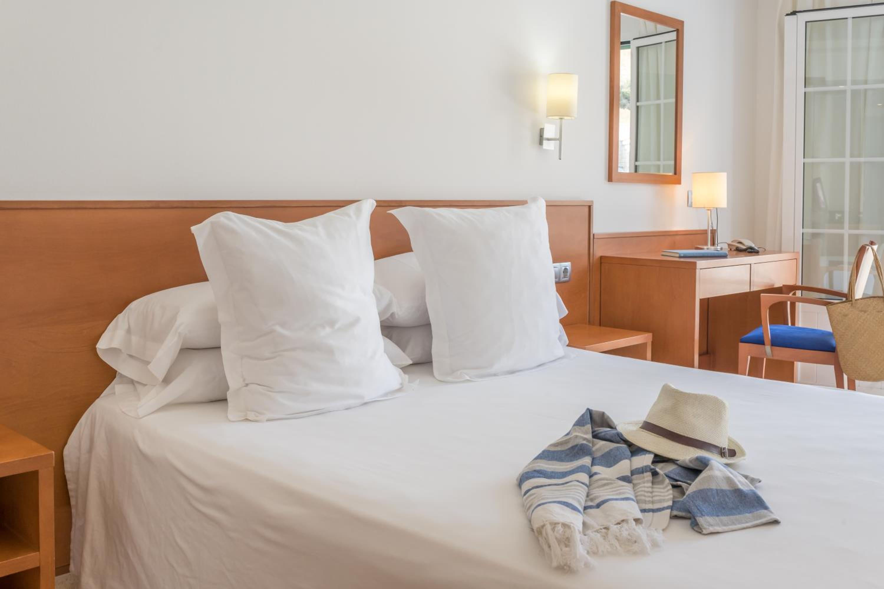 Superior Double or Twin Room with Pool View - Photo 14