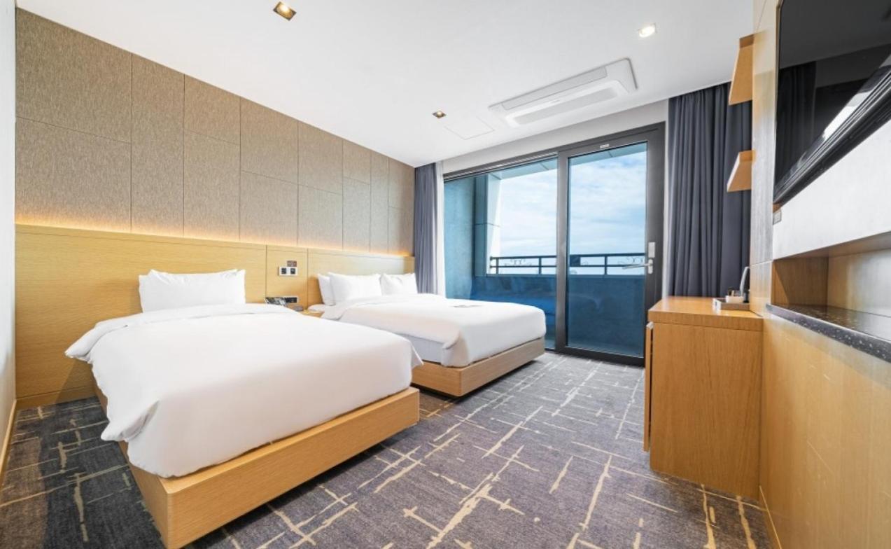 [Christmas Pkg For 2] Deluxe Twin Lake View With Breakfast, Dinner And 2 Glasses Of Wine