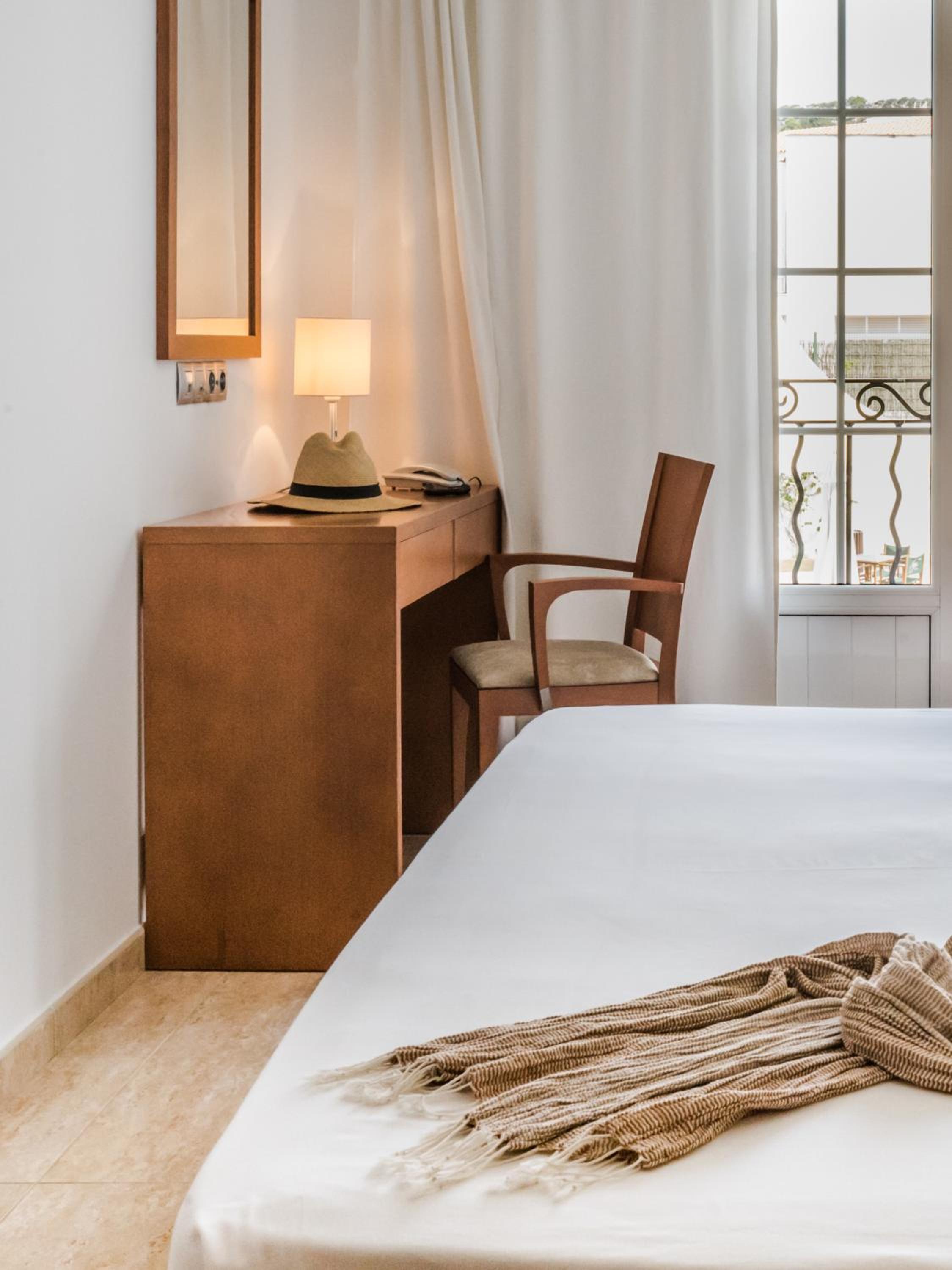 Superior Double or Twin Room with Pool View - Photo 16