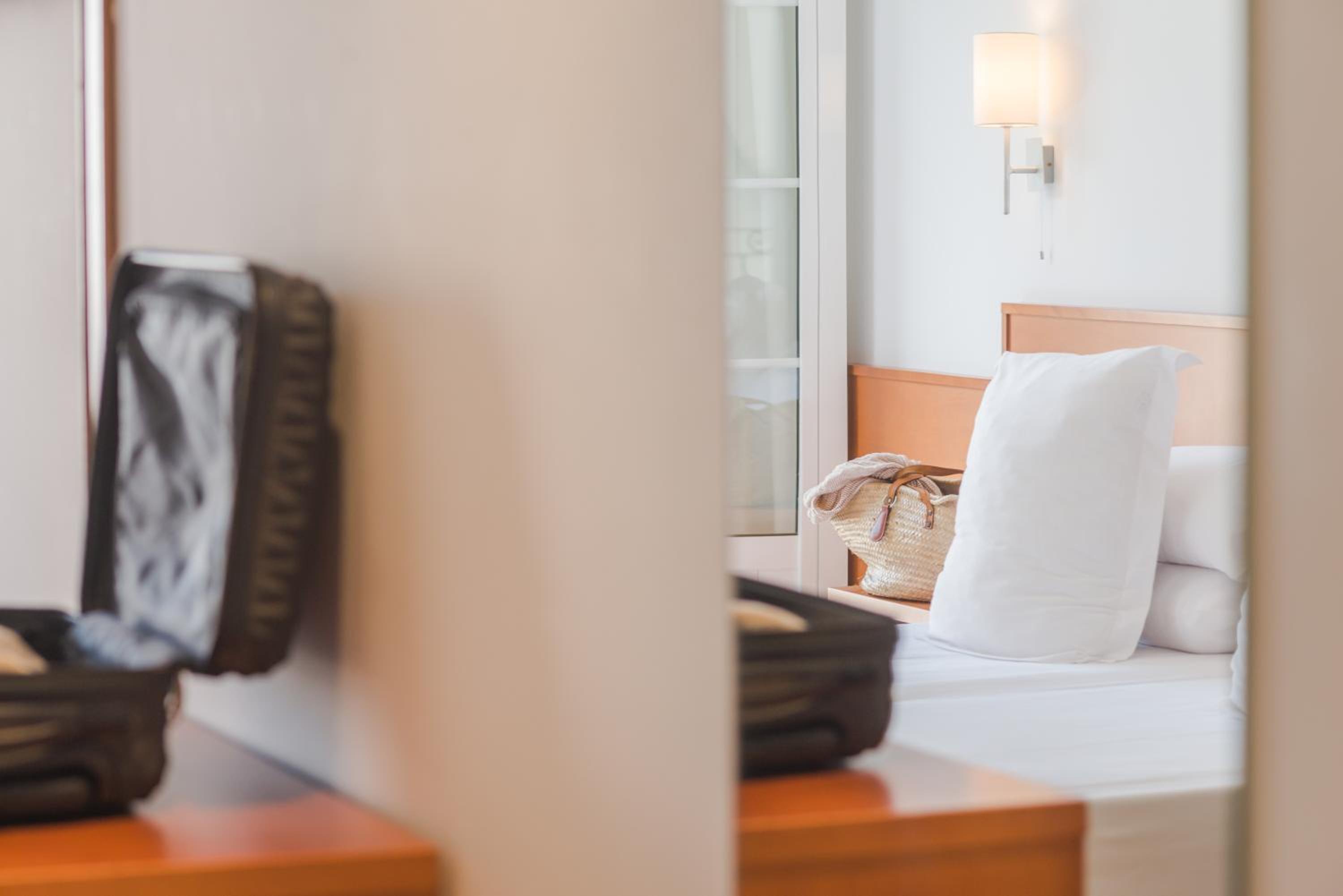 Superior Double or Twin Room with Pool View - Photo 12