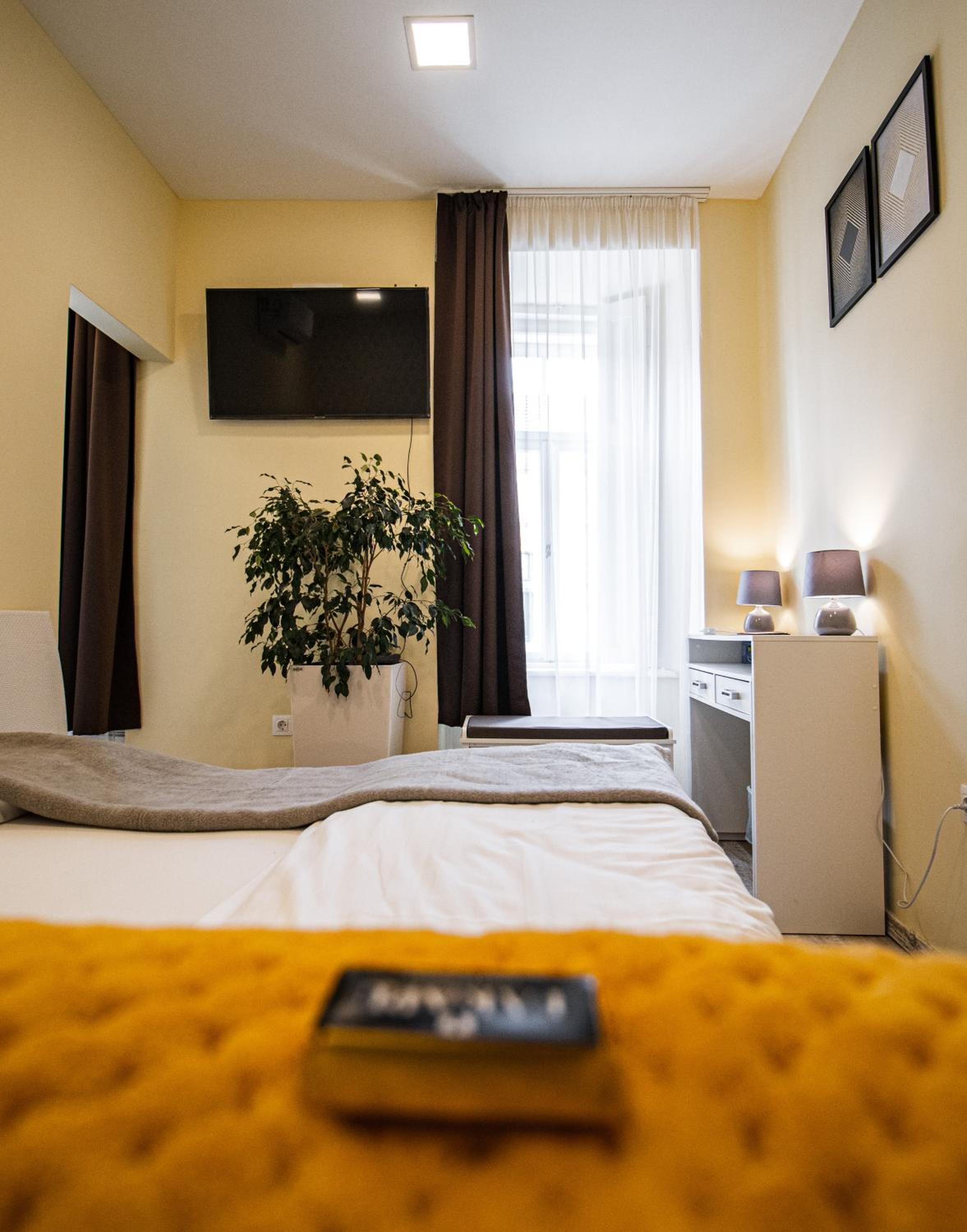 Double or Twin Room with Bathroom - Photo 1