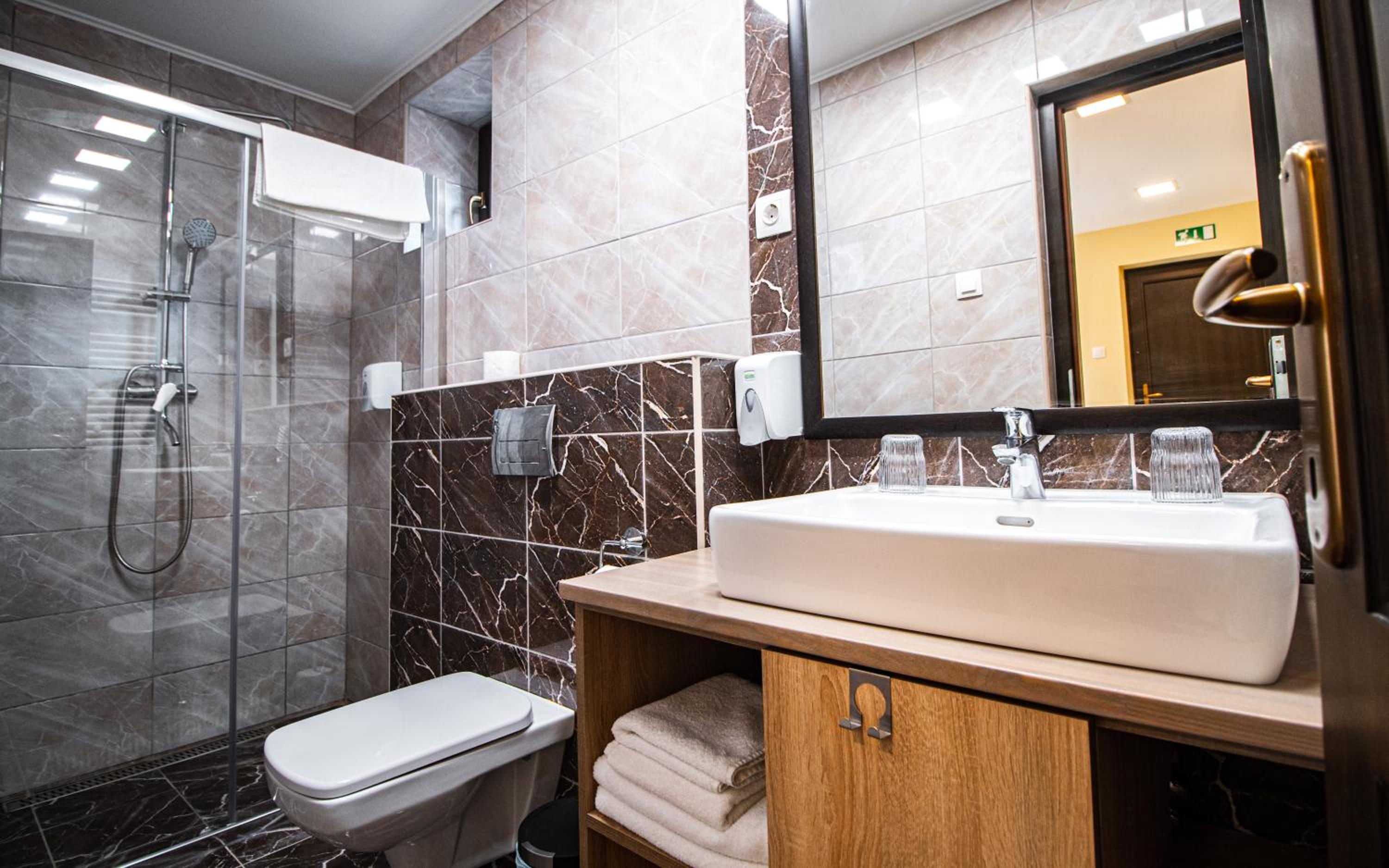 Double or Twin Room with Bathroom - Photo 4