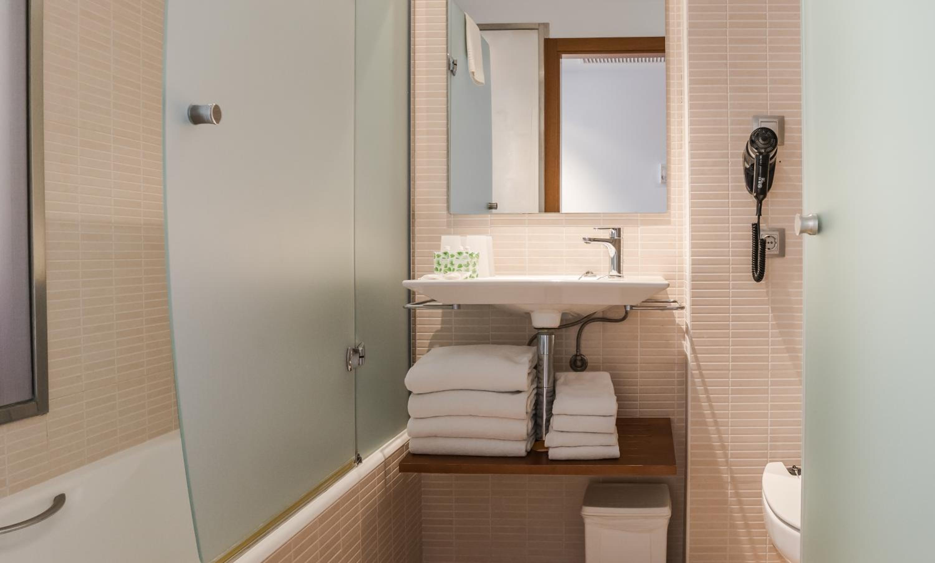 Superior Double or Twin Room with Pool View - Photo 5