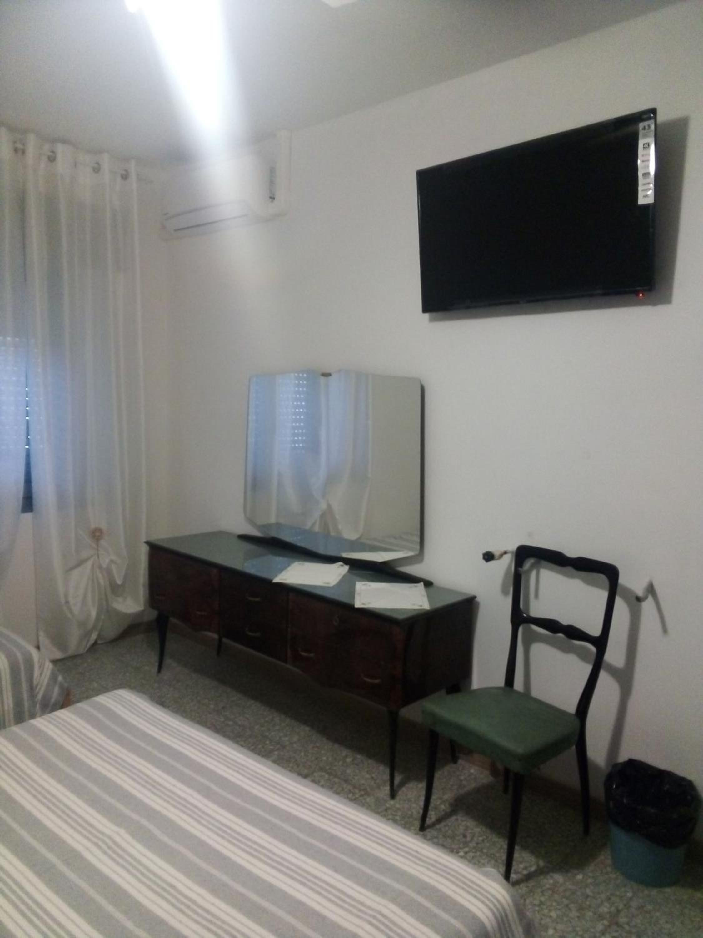 Deluxe Room (2 Adults + 1 Child) - Photo 7
