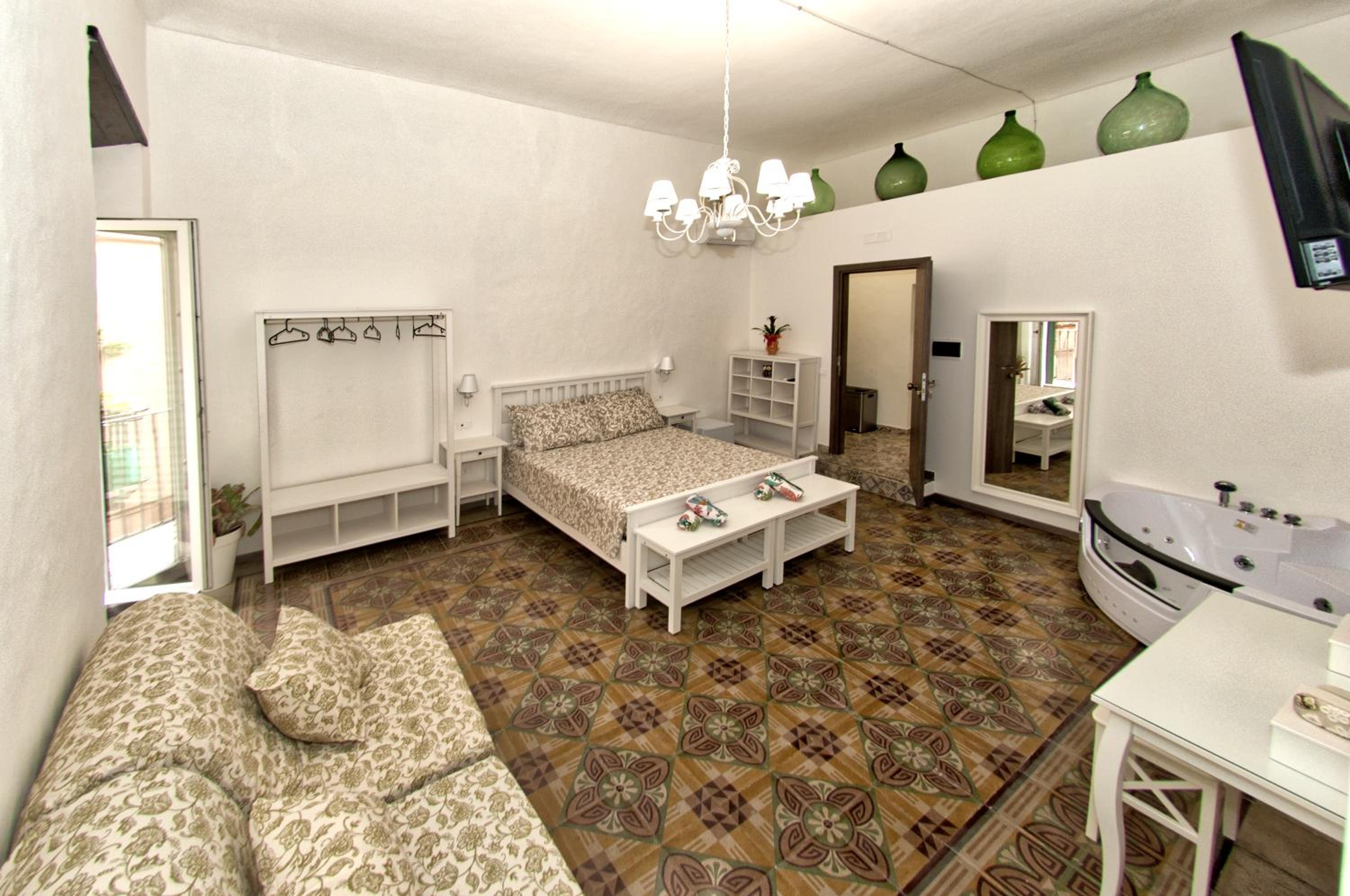 Double Room with Spa Bath - Photo 2