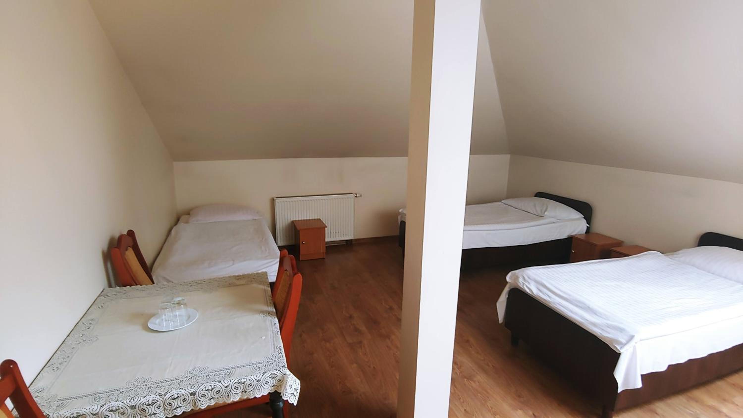 Economy Triple Room photo 2