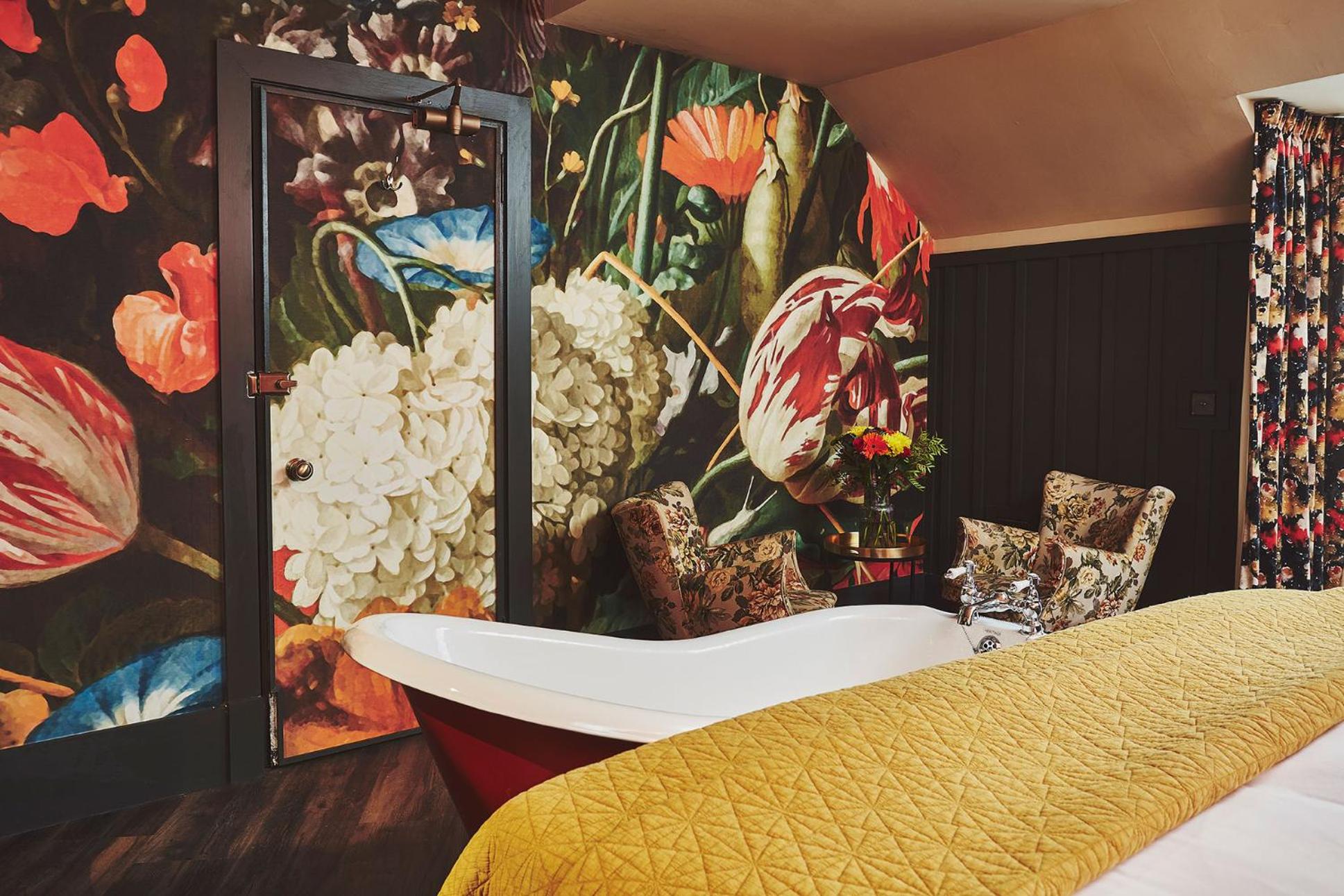Deluxe Double Room with Bath - Photo 2