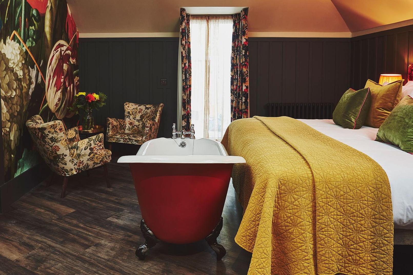 Deluxe Double Room with Bath - Photo 3