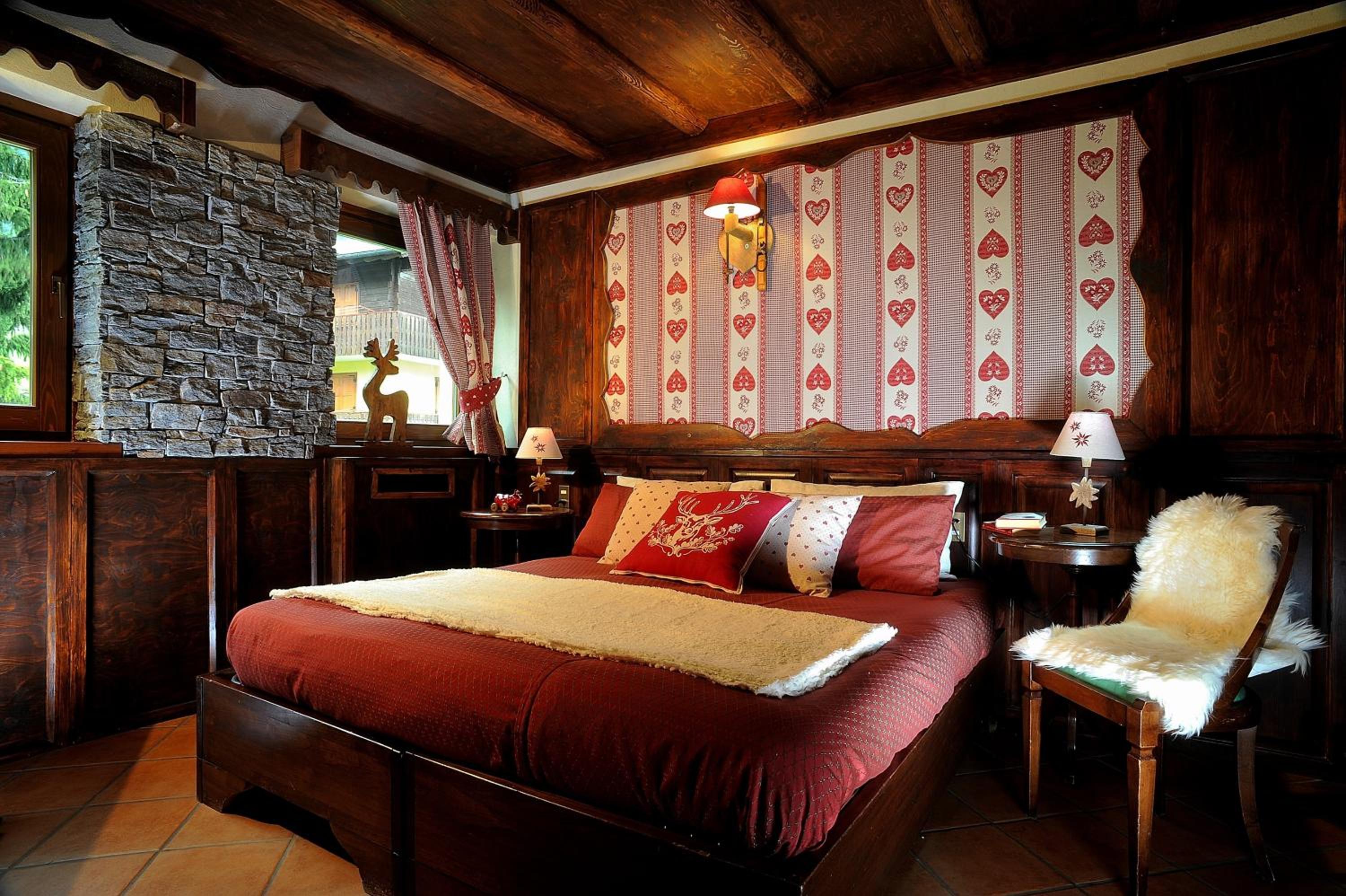 One-Bedroom Apartment with Fireplace (4 Adults)