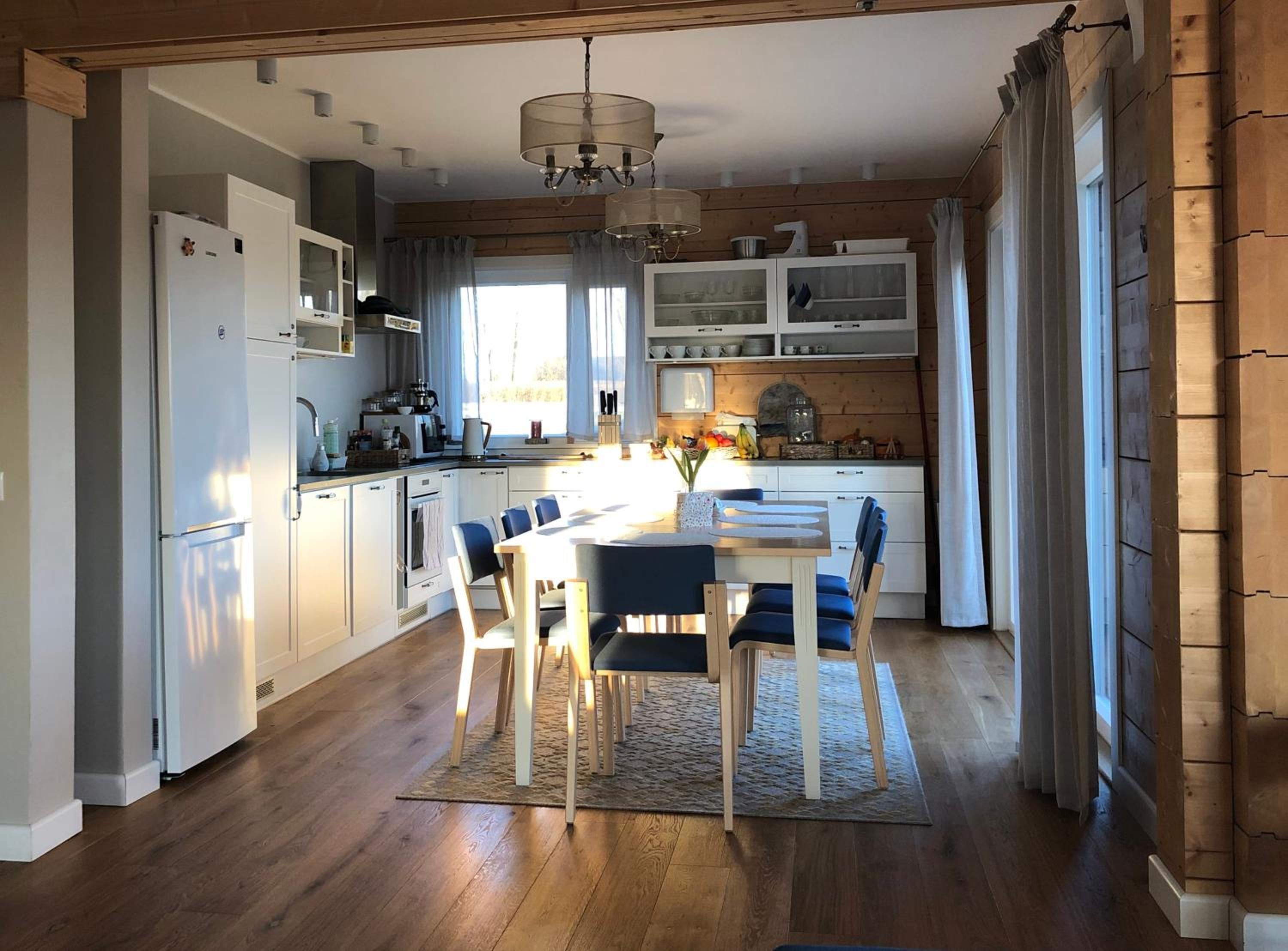 Five-Bedroom House - Photo 27