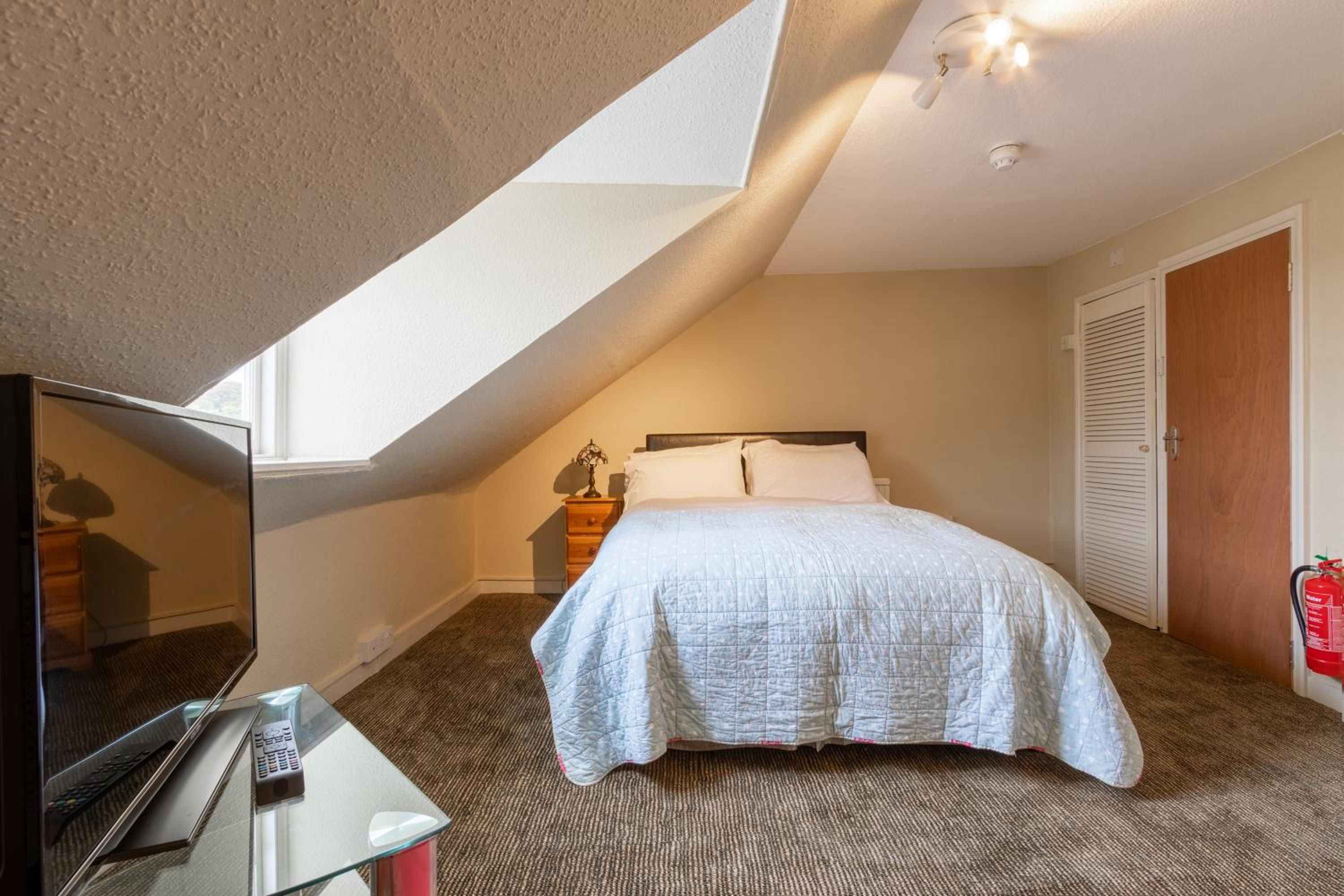 Double Room with Private Bathroom - Photo 4