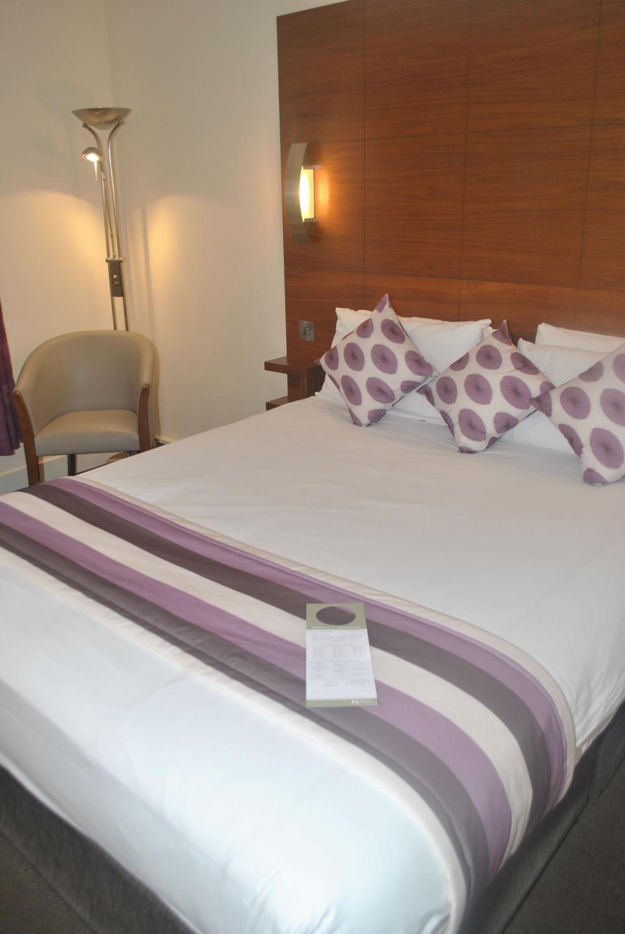 Double Room with Free Hot Breakfast - Photo 1