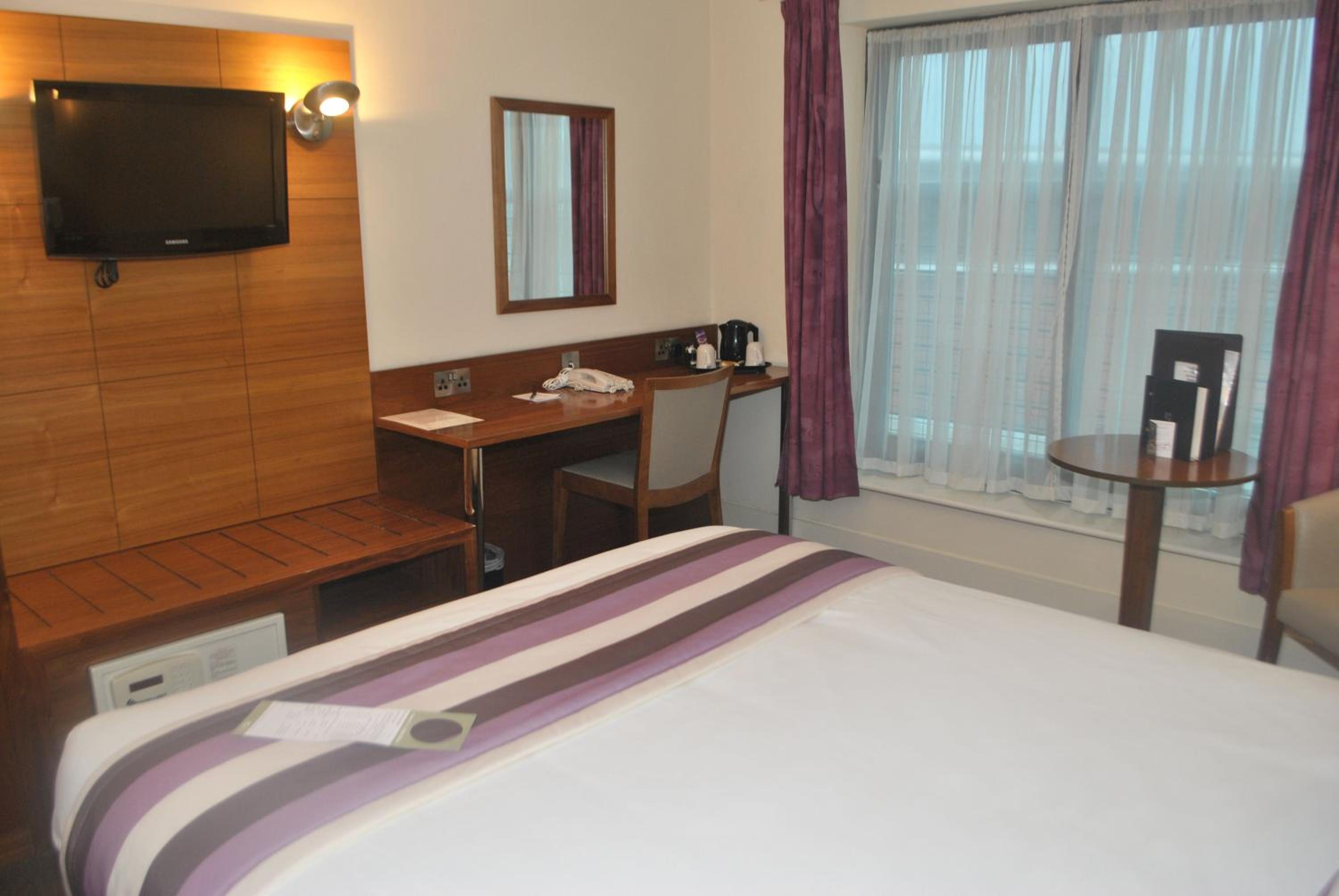 Double Room with Free Hot Breakfast - Photo 3