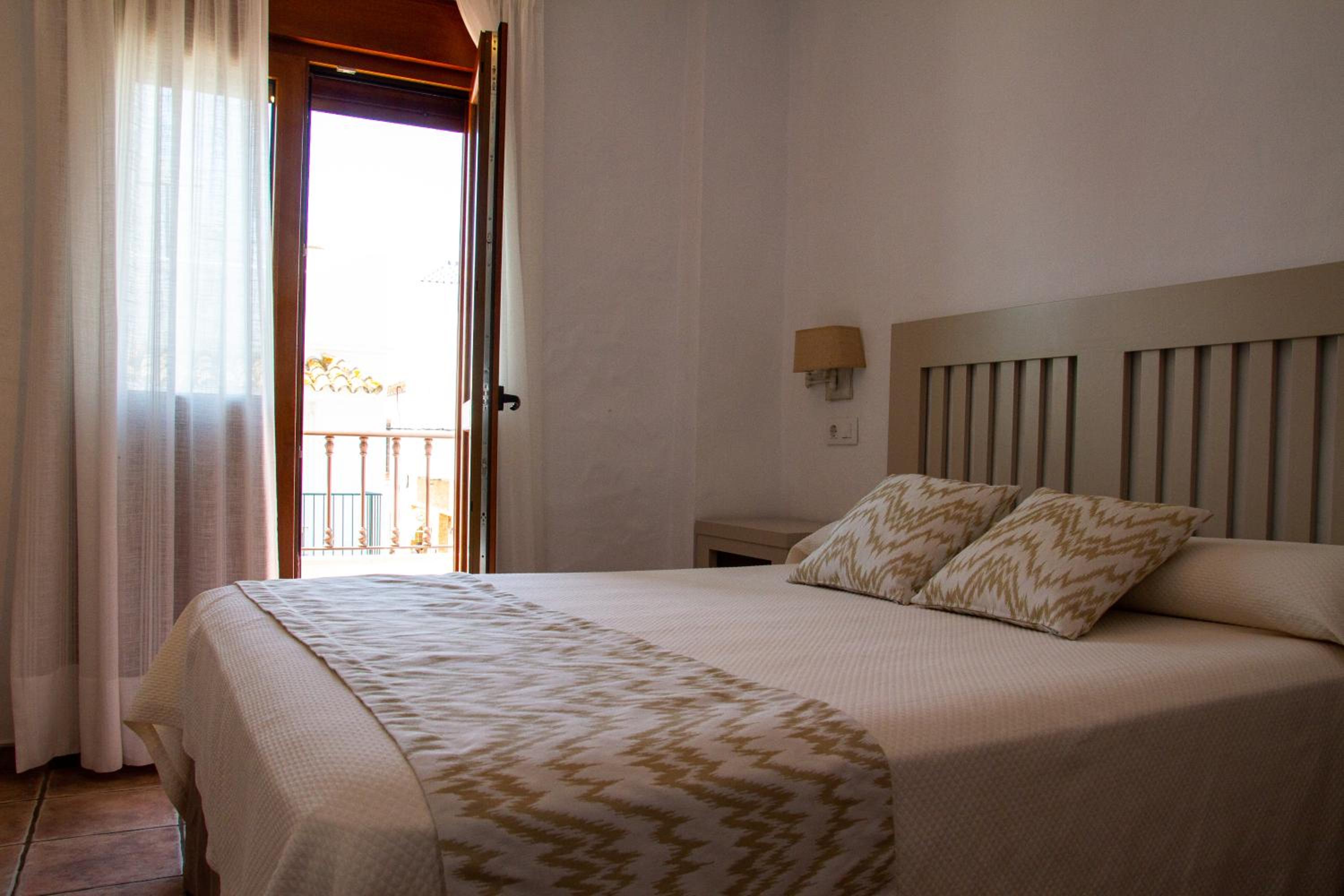 Deluxe Room (2 Adults + 1 Child) photo 2