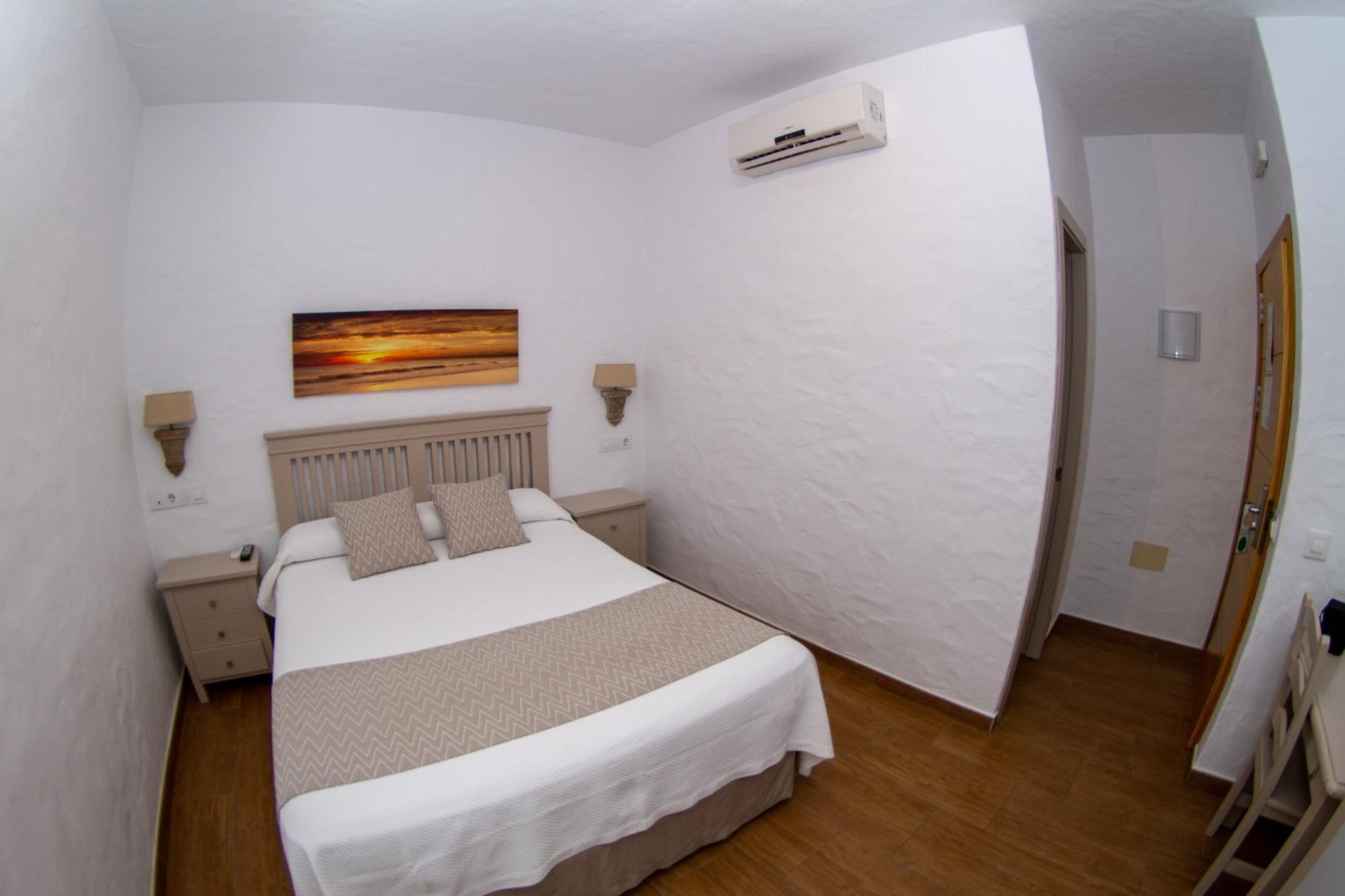 Deluxe Room (2 Adults + 1 Child) photo 3