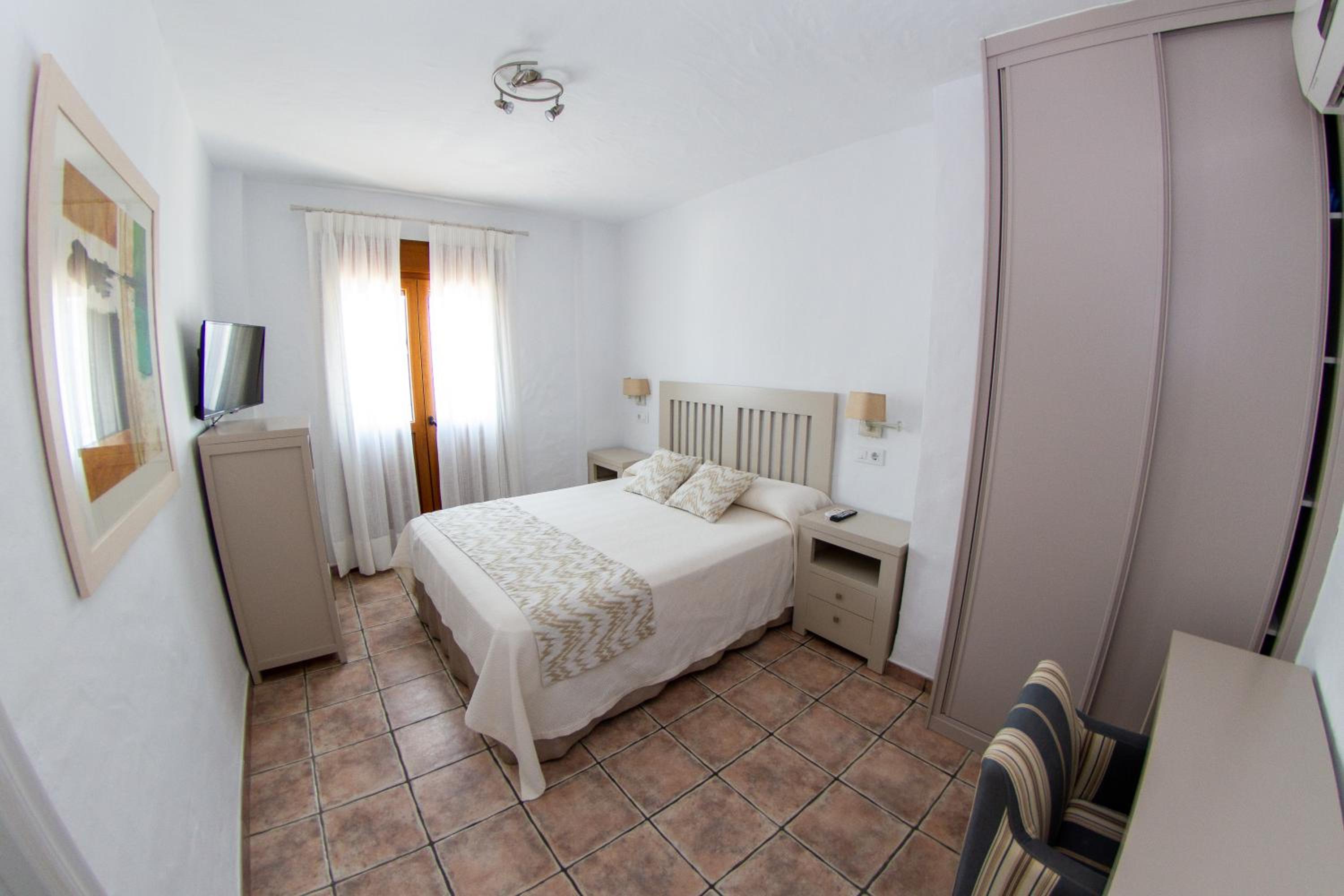 Deluxe Room (2 Adults + 1 Child) photo 2