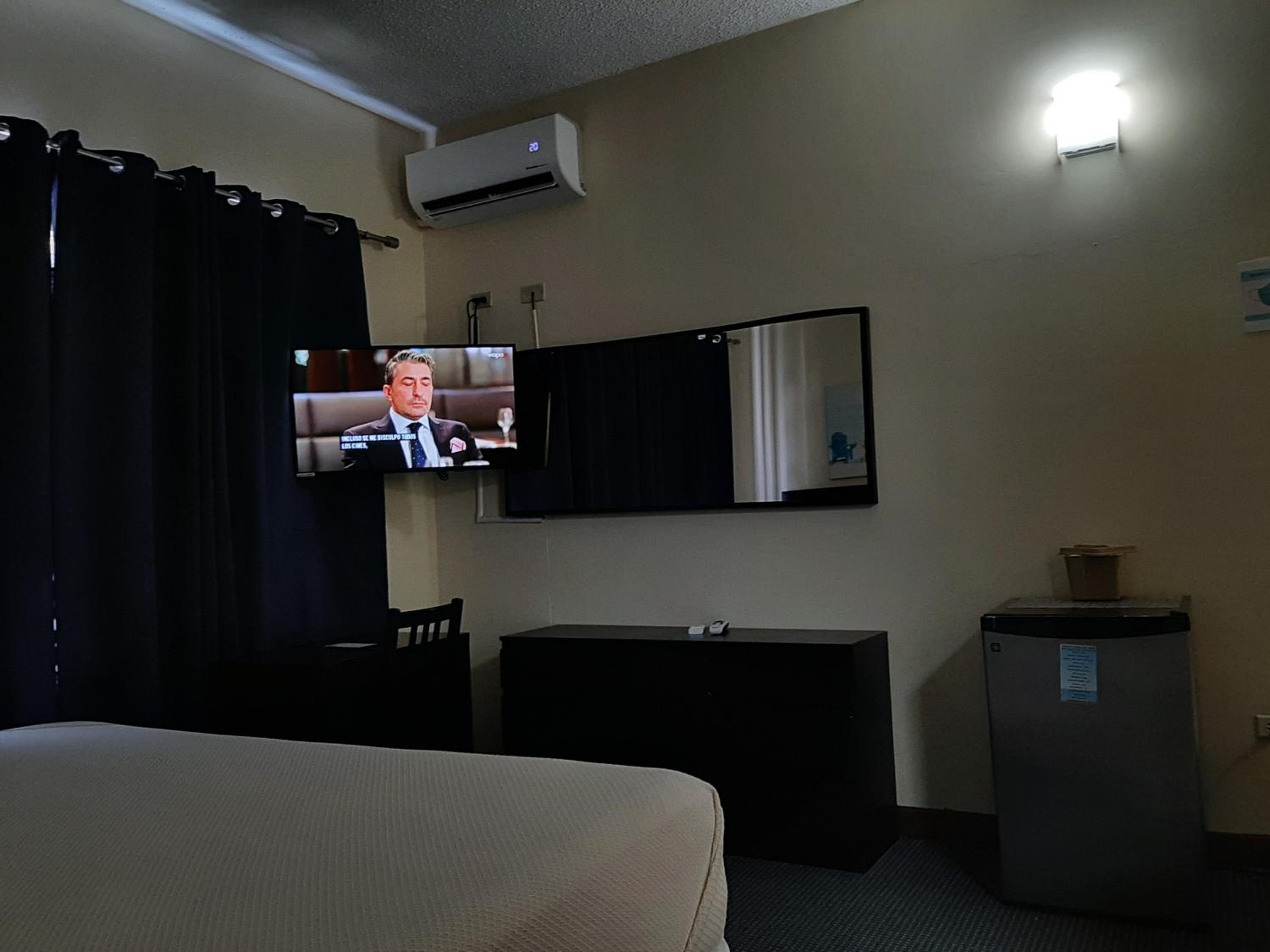 Standard King Room - Photo 7