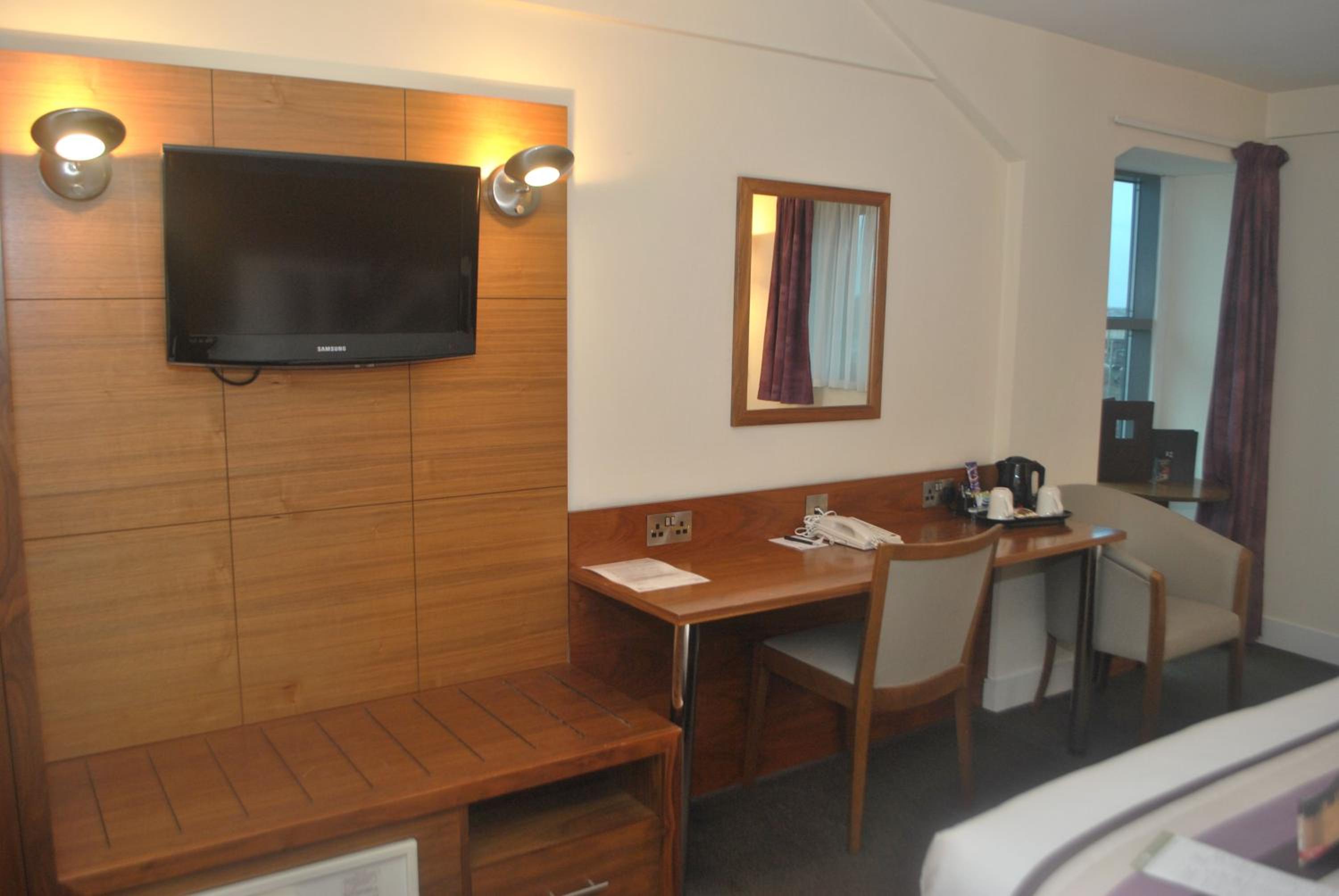 Double Room with Free Hot Breakfast - Photo 4