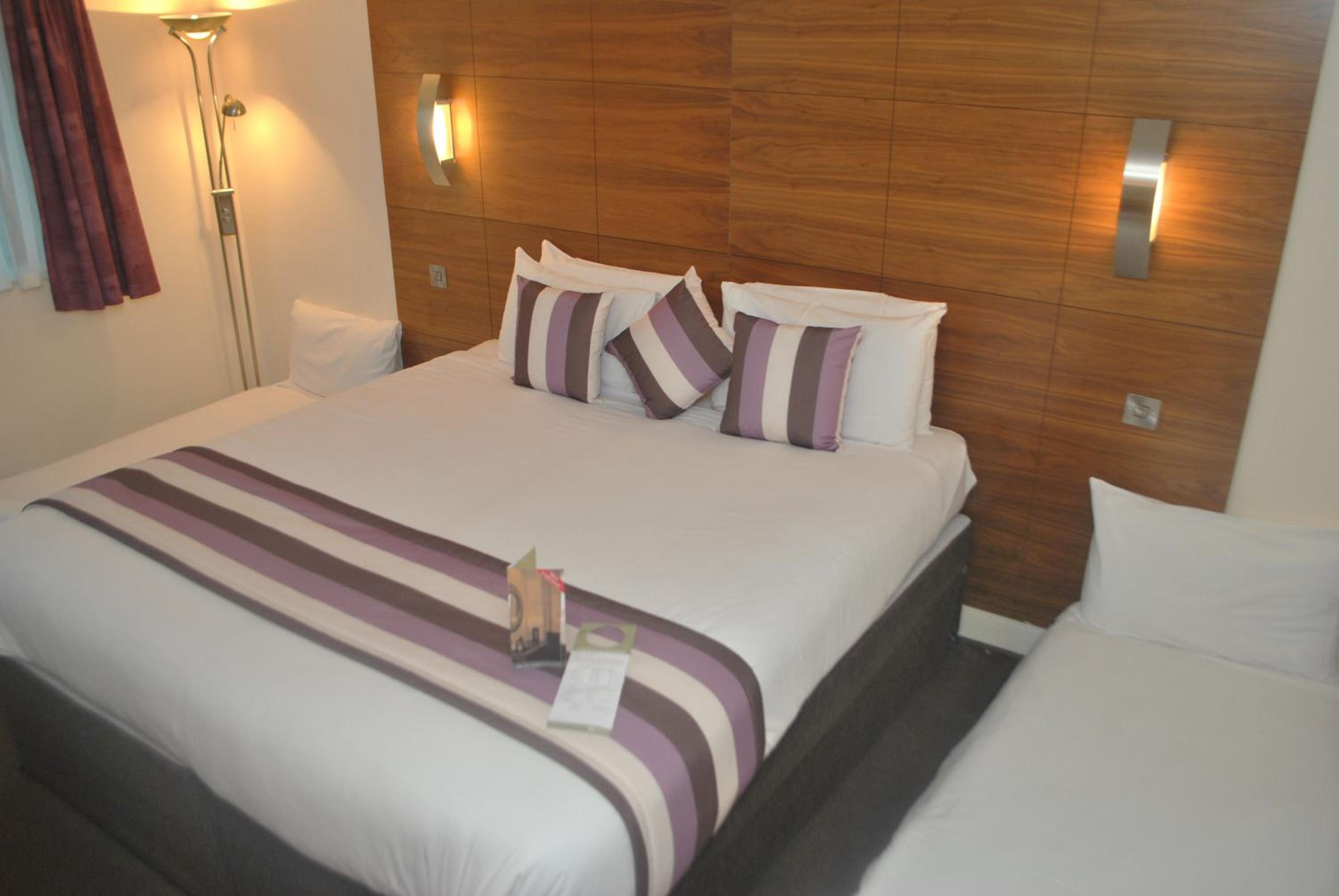 Double or Twin Room - Disability Access with Free Hot Breakfast - Photo 2