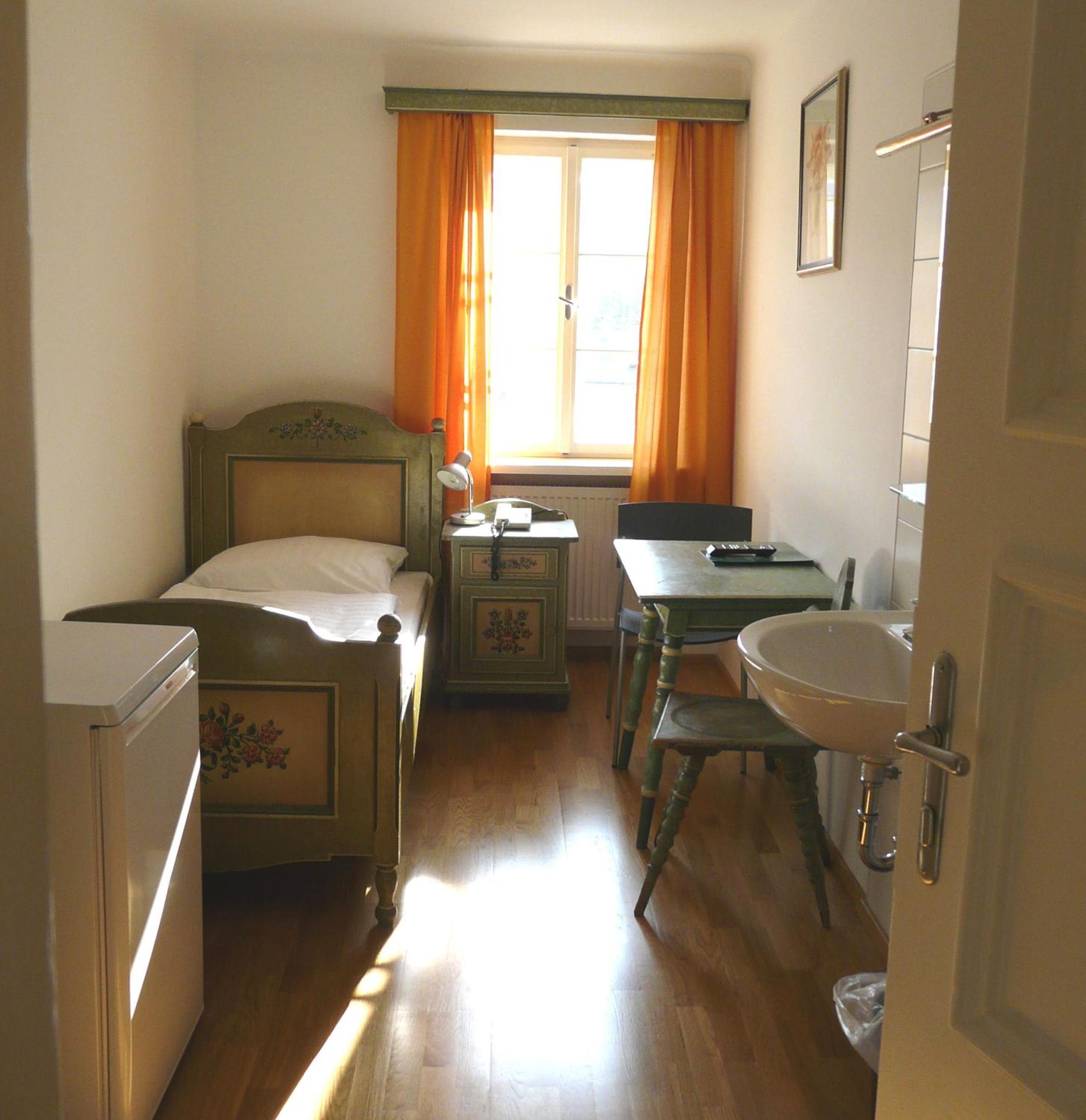 Single Room With Shared Bathroom photo 1